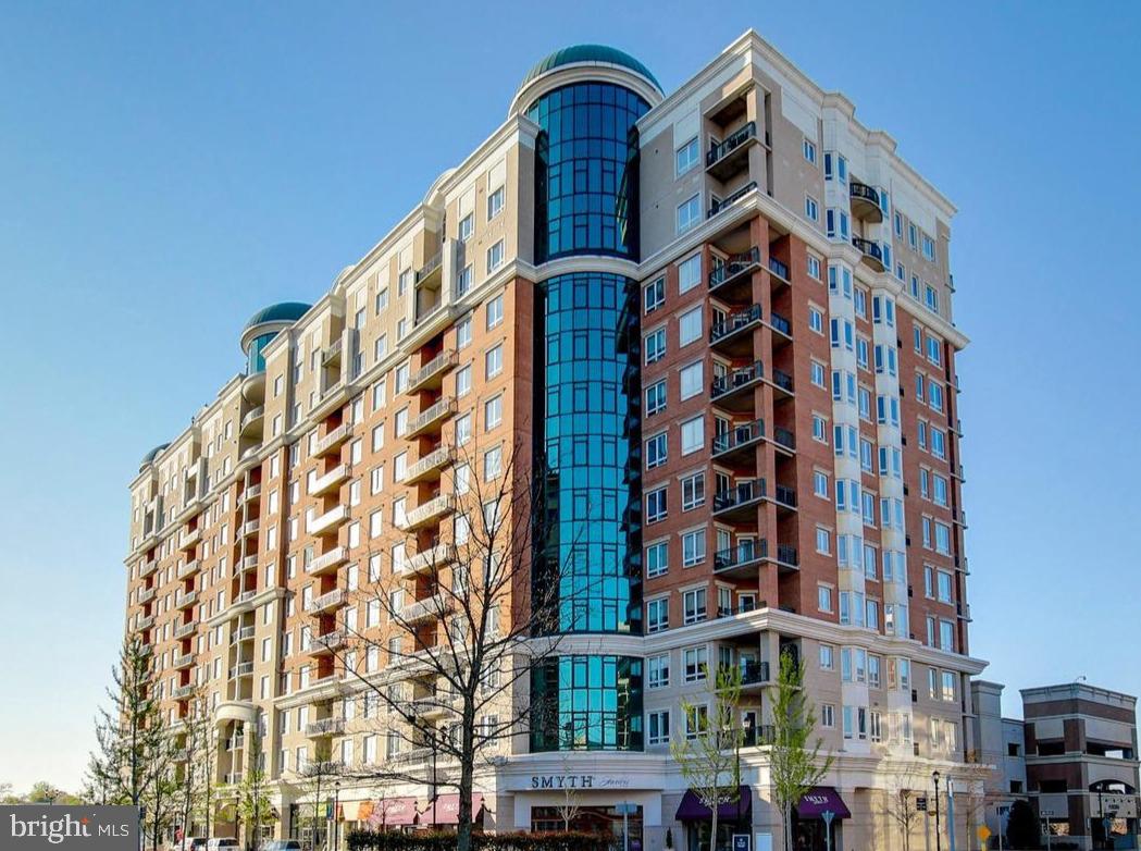 Now priced at $729,900—reduced from $749,900—and including a $5,000 seller credit toward closing costs, this stunning Bridgeport model condo offers unmatched value in the Grandview community.
Experience breathtaking views from this stunning Bridgeport model condo in the highly sought-after Grandview community! This beautifully designed home features an open-concept floor plan with gleaming hardwood floors and abundant natural light throughout.
The spacious gourmet kitchen is a chef’s dream, complete with granite countertops, stainless steel appliances, and ample cabinetry, perfect for both everyday living and entertaining. The primary suite offers elegant tray ceilings, private access to the deck, and a luxurious ensuite bath with a soaking tub and dual vanities.
Step outside to your expansive private deck and take in panoramic views—ideal for morning coffee or evening relaxation.
Residents of Grandview enjoy resort-style amenities, including a rooftop pool, bar and lounge, library, meeting room, state-of-the-art fitness center, concierge service, secure entry, and 2 garage parking with an assigned space.
Conveniently located within walking distance to shopping, dining, and everyday essentials, this home offers both luxury and lifestyle in one exceptional package.

Schedule your private tour today!