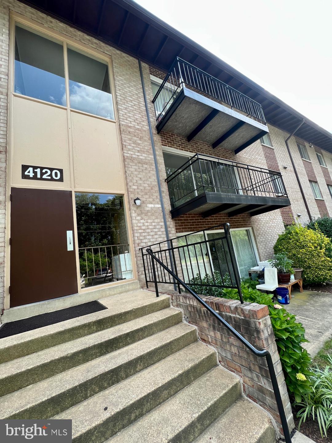 ***ALL UTILITIES INCLUDED!!! 
Open floor plan, huge balcony, no carpet, new paint.
Bright and airy with plenty of natural lighting! 
Excellent location convenient to transportation, amenities, entertainment with easy access to the Beltway. Open parking lot and a community pool! Plenty of local shopping/dining!
Close-in Annandale location with quick access to major commute routes including Columbia Pike, Rt236 & I-495.