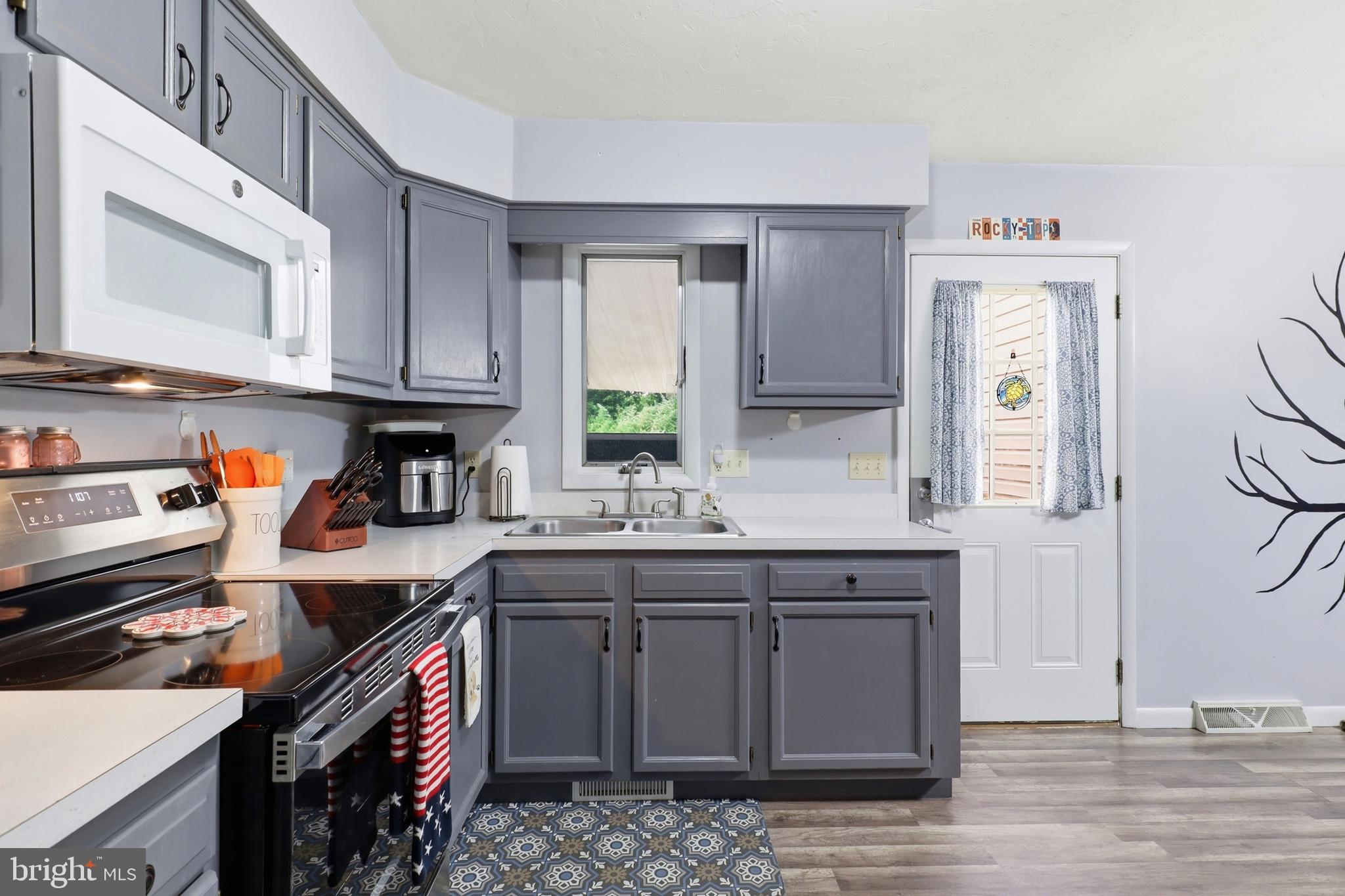 COLONIAL RIDGE - Residential