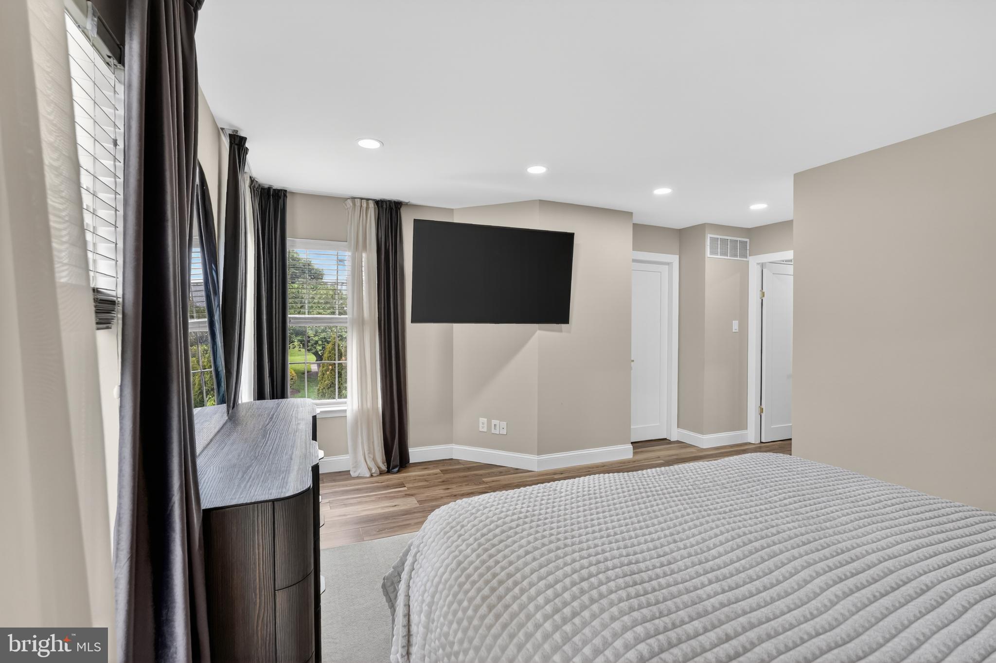 VILLAGE SHIRES - Residential