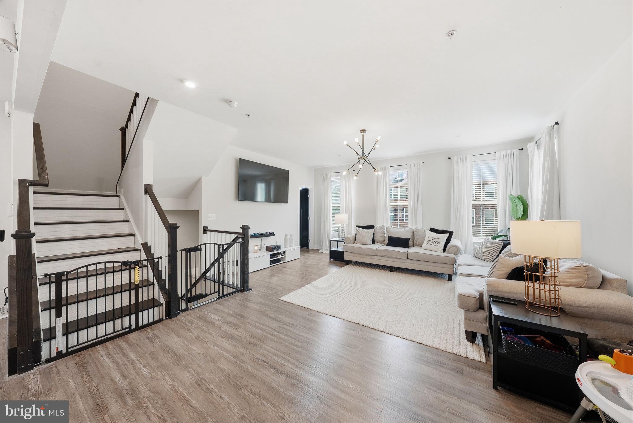WESTCHESTER SQUARE - Residential