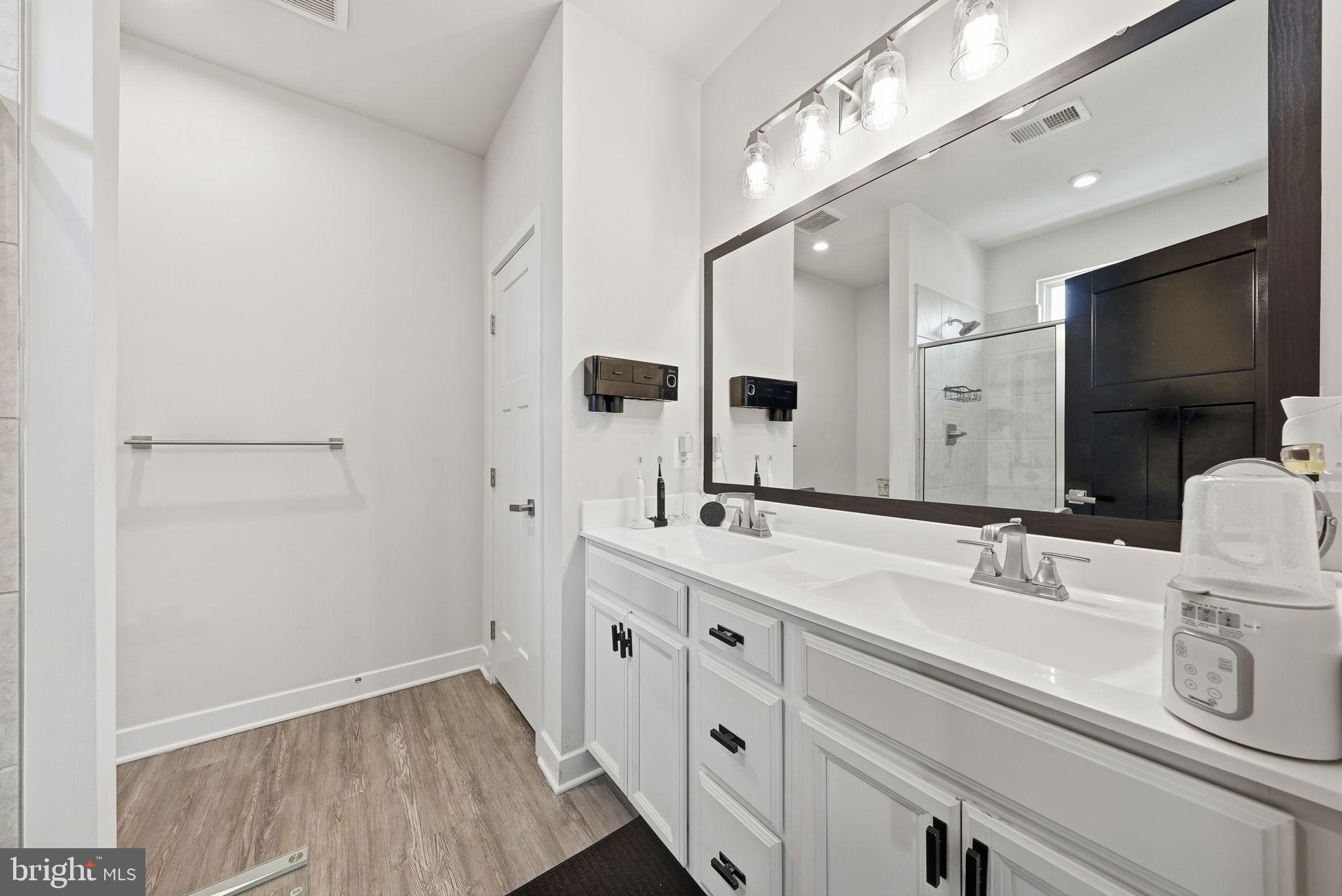 WESTCHESTER SQUARE - Residential