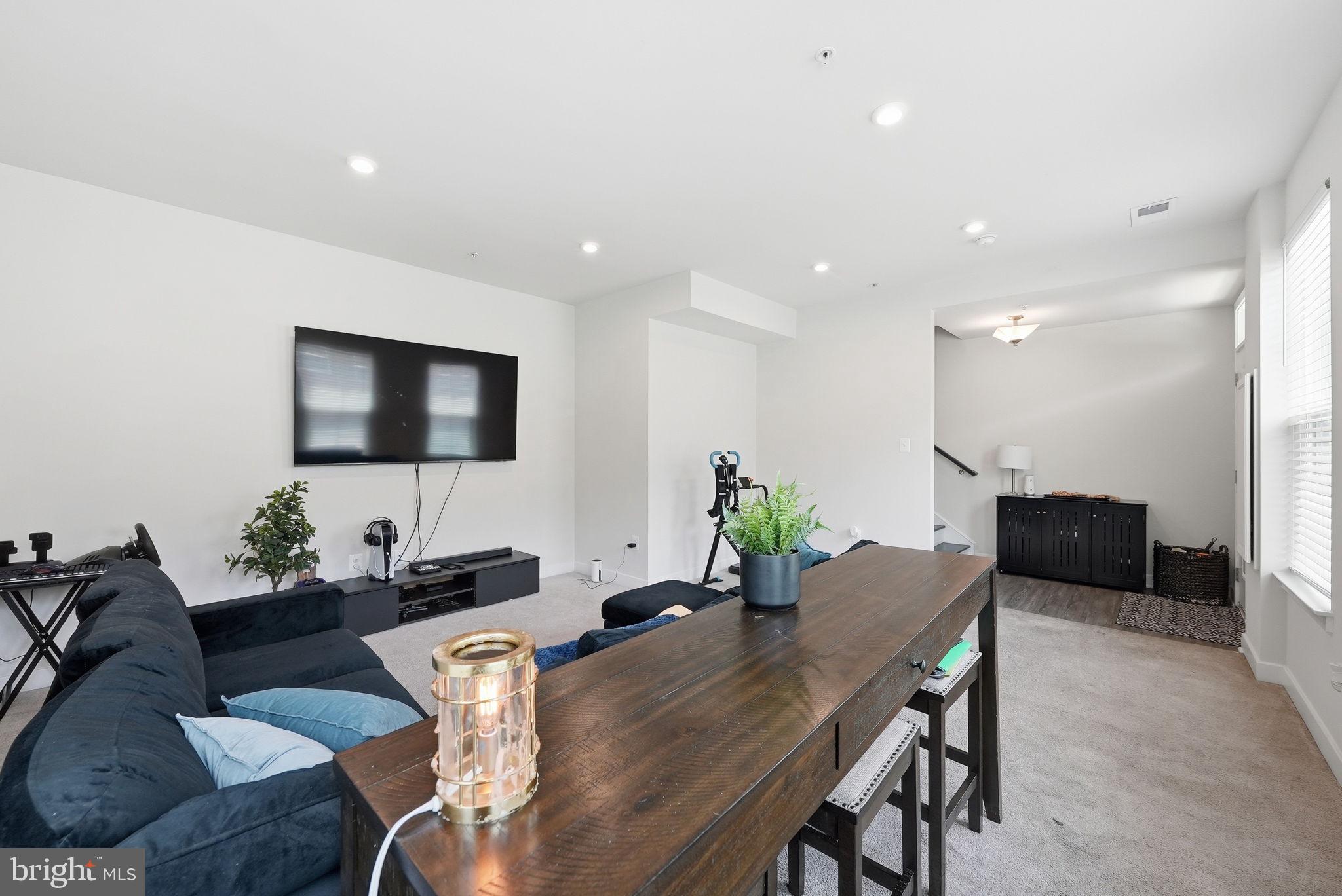 WESTCHESTER SQUARE - Residential