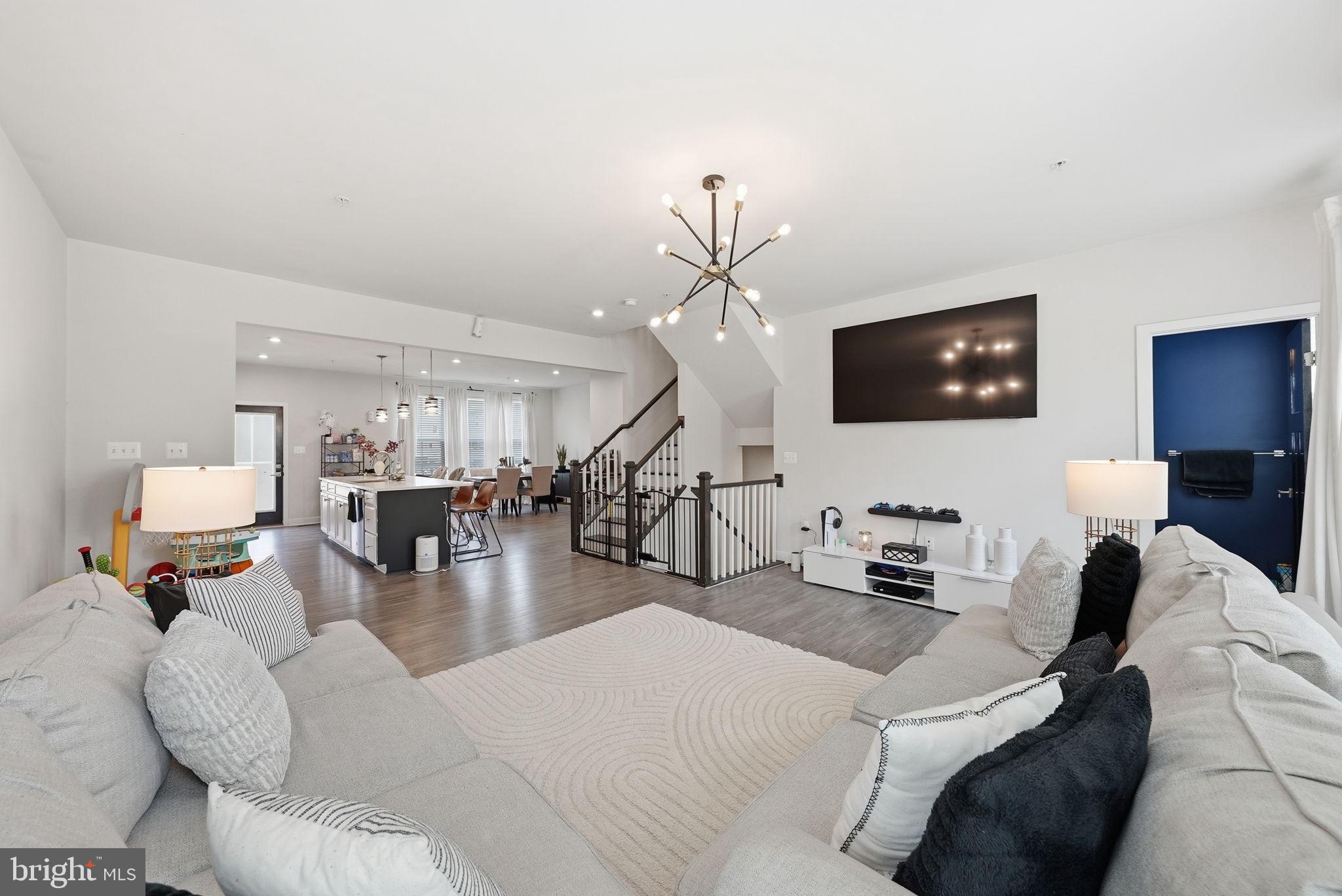 WESTCHESTER SQUARE - Residential