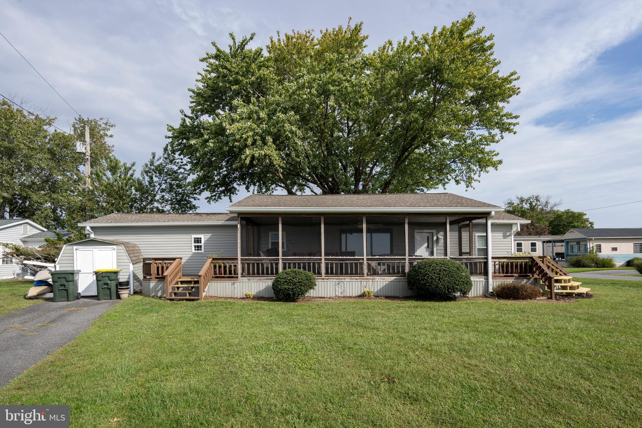 Mobile is in great condition right across from pool,  playground and Bay