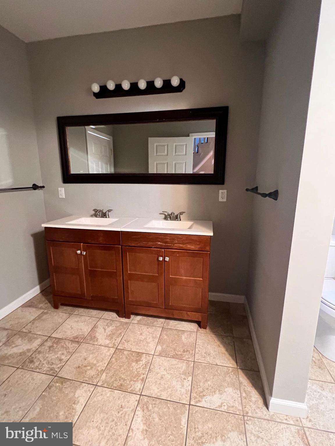 PORT RICHMOND - Residential Lease