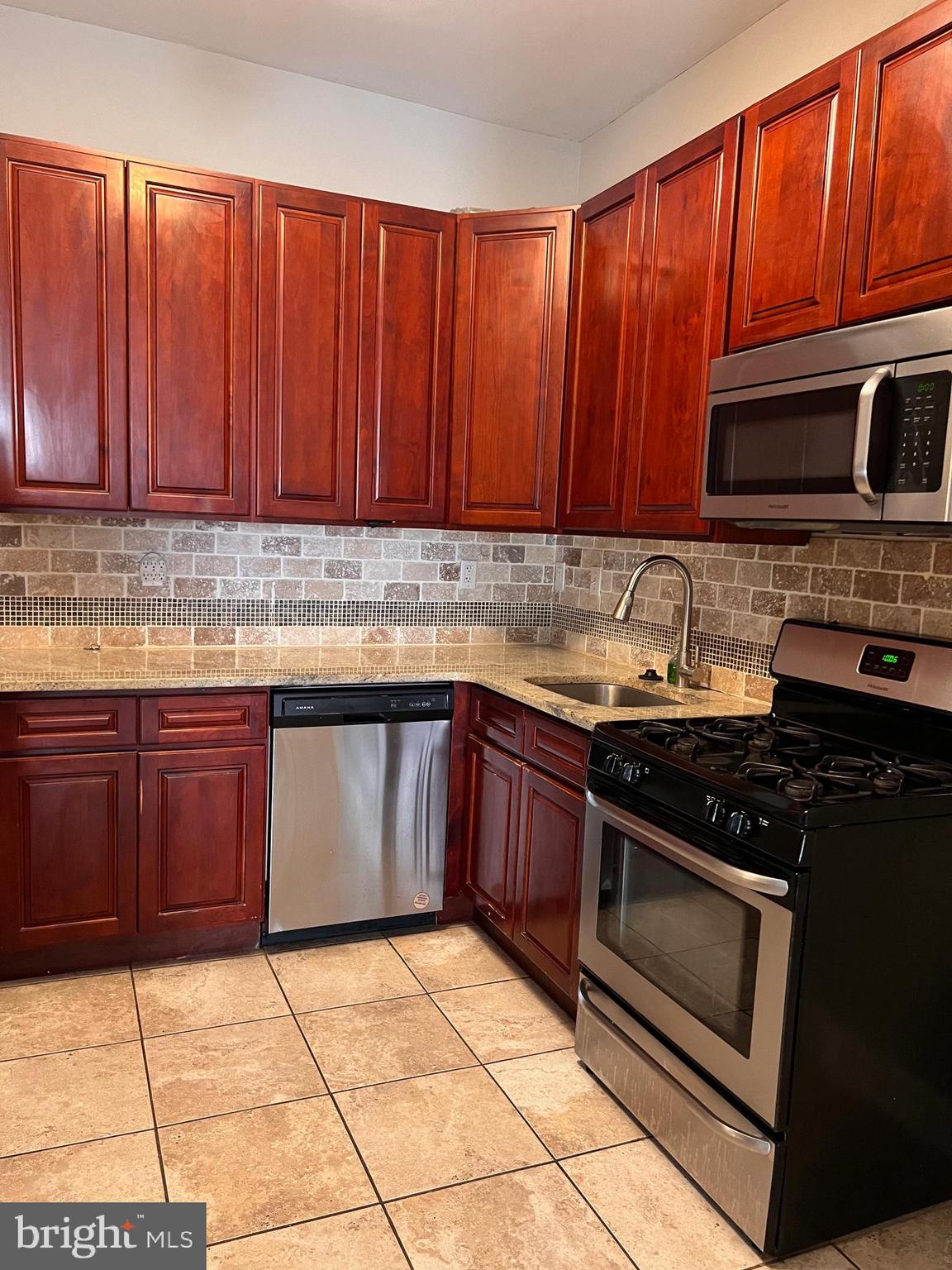 PORT RICHMOND - Residential Lease