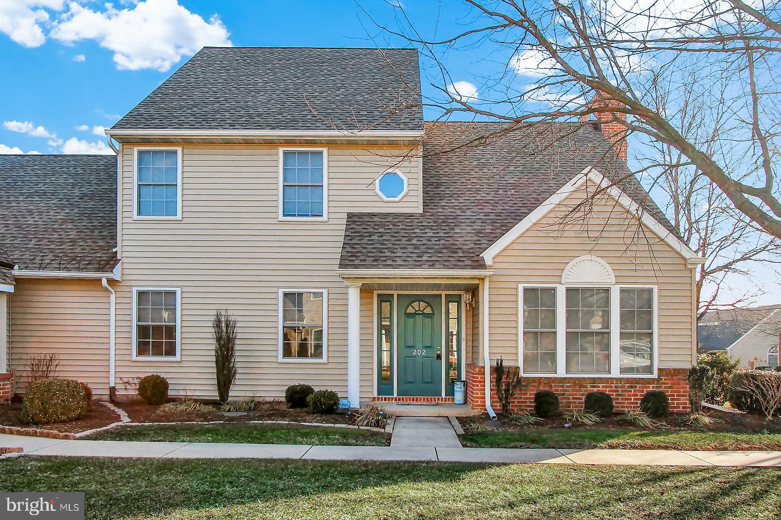 2 Story condo in Stone Hill Farms with main floor master