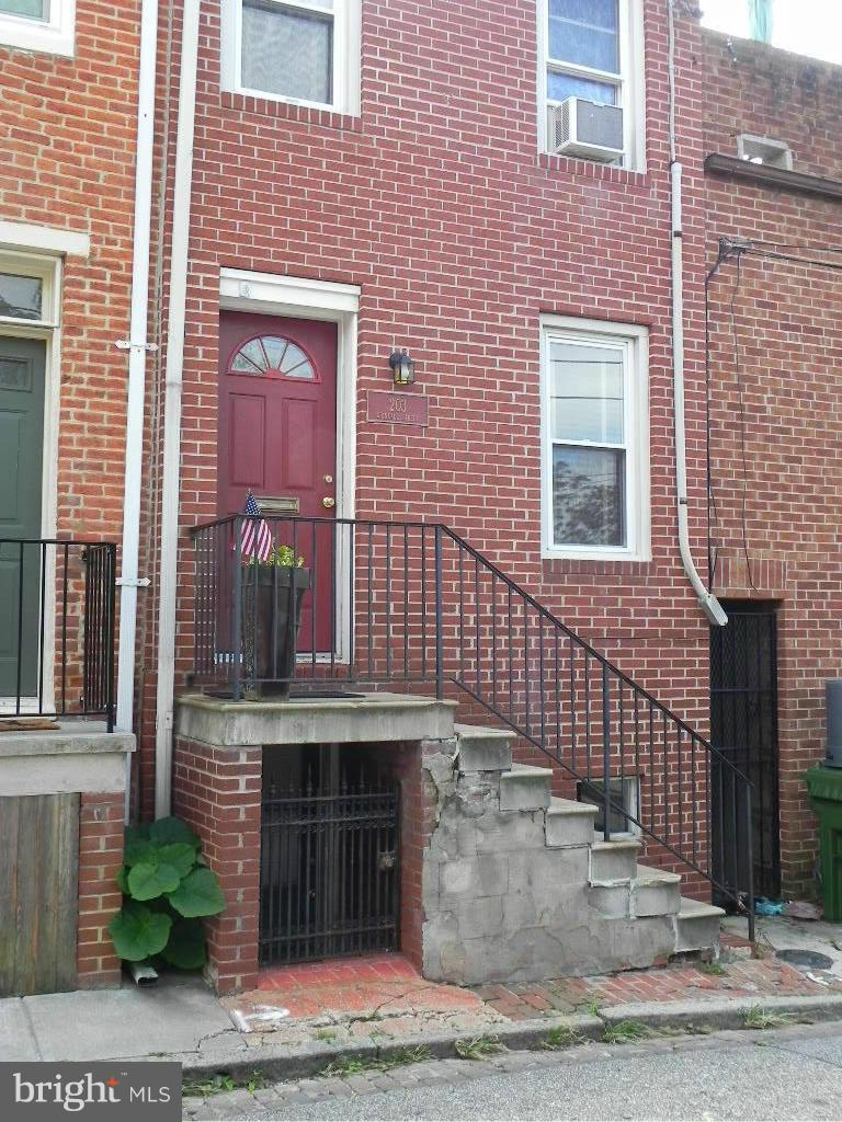 Know a deal when you see one! Short sale in the heart of historic Fed Hill fronting on lush, verdant, manicured Grindall"s Yard Park 2 bds/2 ba perfect housemate setup. Kitchen needs work but space is there and why pay for somebody else's updates? Make it exactly the way you want. Wd flrs, gracious arched doorways. Wainscoting & moldings, wd flrs adorn every room. Nearly new HVAC & water heater.