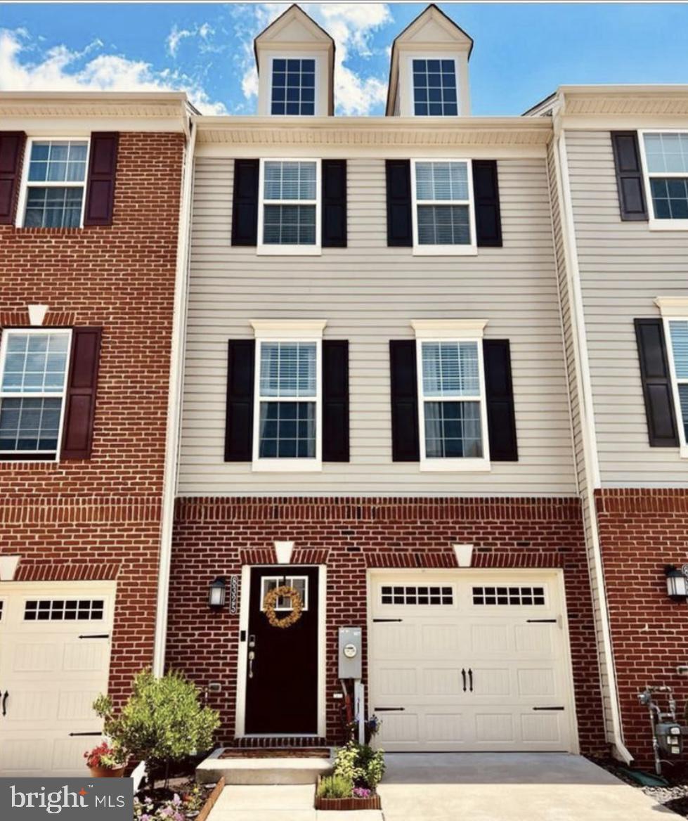 Fantastic townhome in the desirable neighbourhood of Creekstone Village which offers a communal pool, dog park, tot lot, clubhouse and a wide range of amenities within a stones throw! Bright and open floorplan, kitchen with granite countertops and stainless steel appliances leads on to spacious deck. Ground floor bedroom with full bathroom. The 3rd floor has two more great sized bedrooms and full sized front loading laundry. The Murphy bed is included. Pets are on a case by case basis. 650+ Credit required for all applicants and $120k household income to qualify.