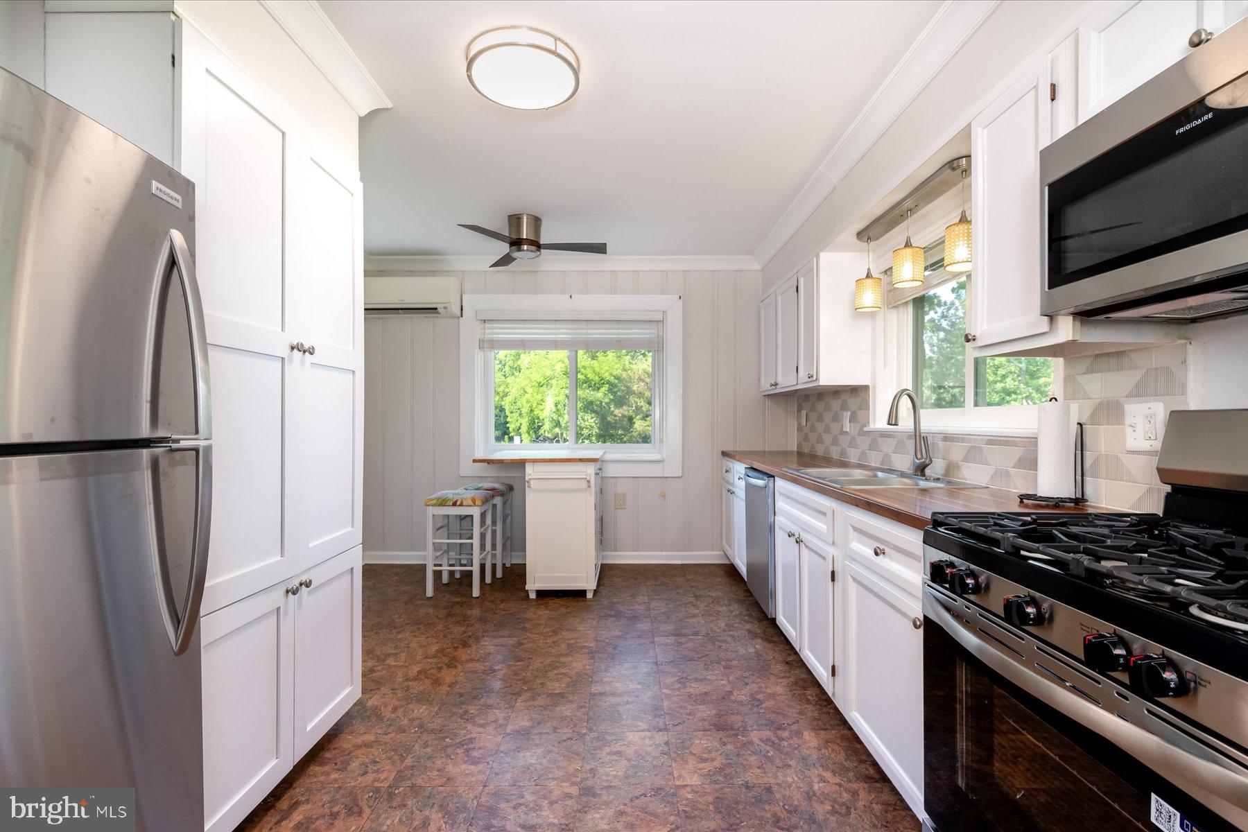 WOODLAND BEACH - Residential