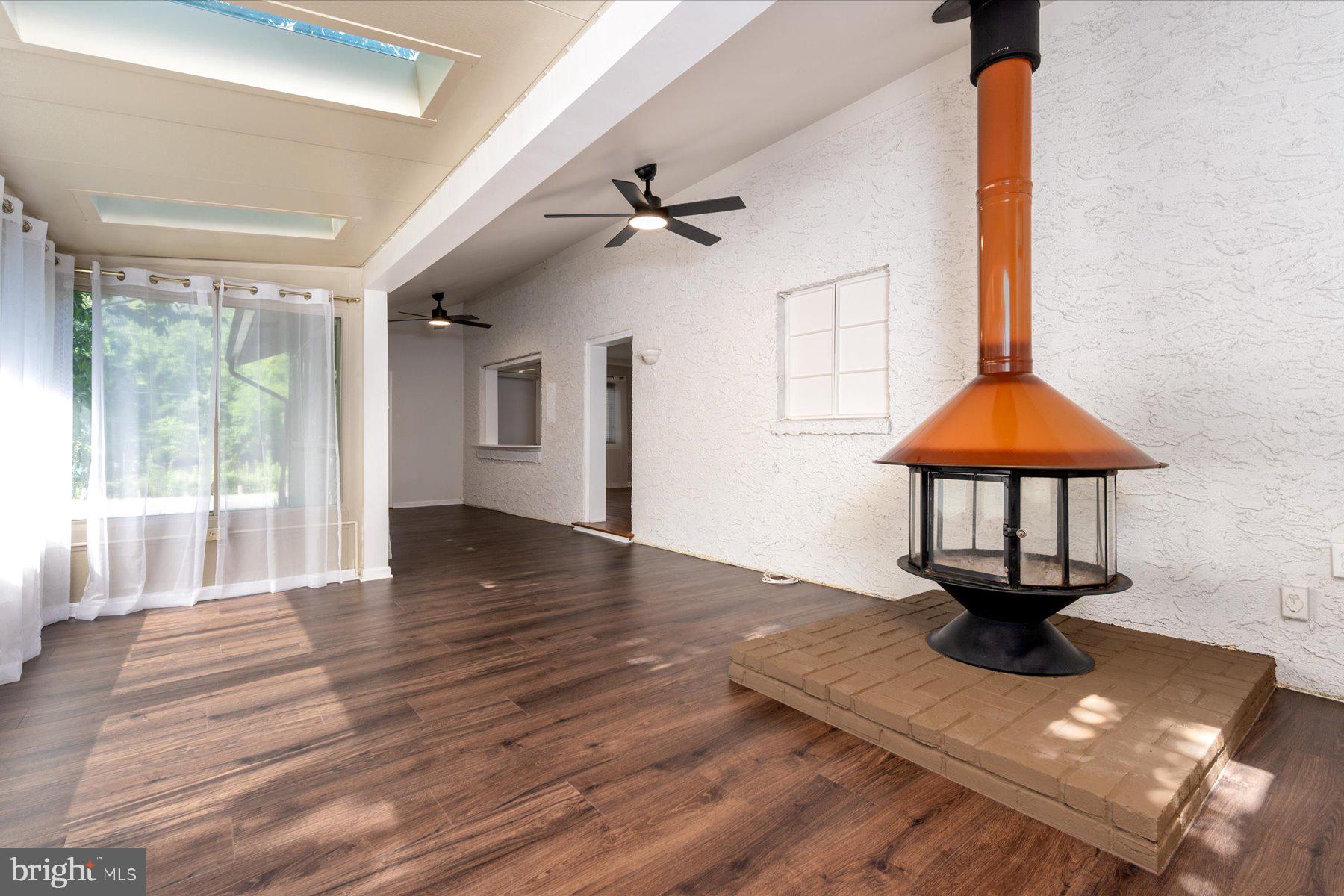 WOODLAND BEACH - Residential