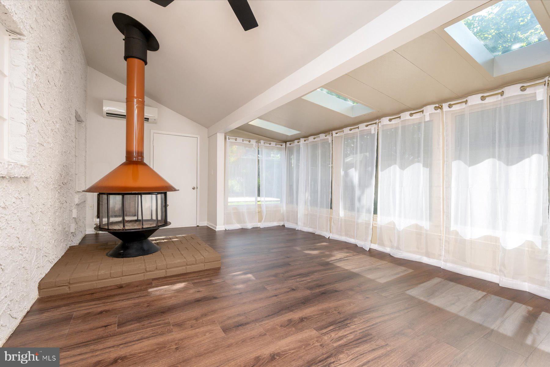 WOODLAND BEACH - Residential