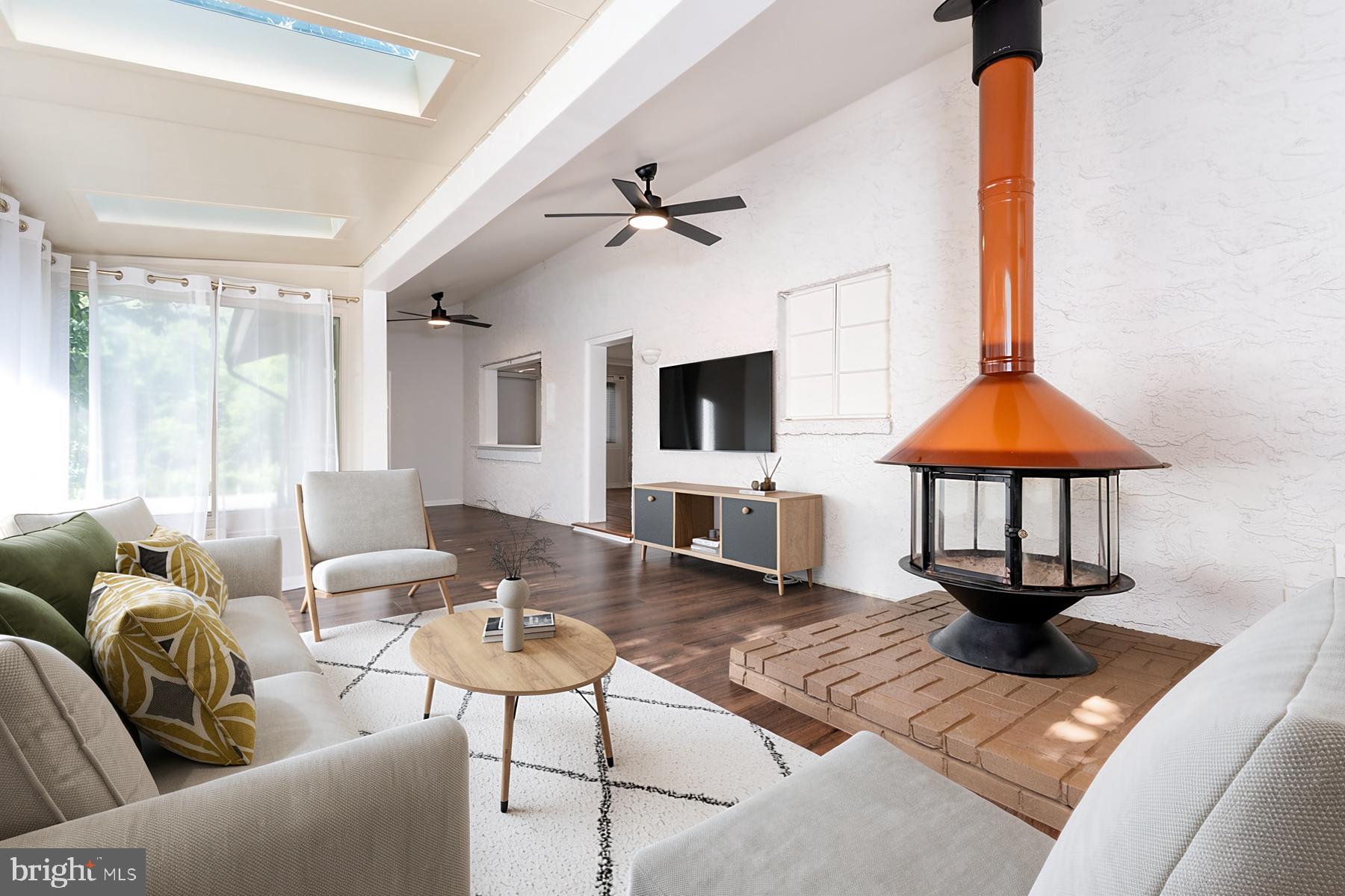 WOODLAND BEACH - Residential