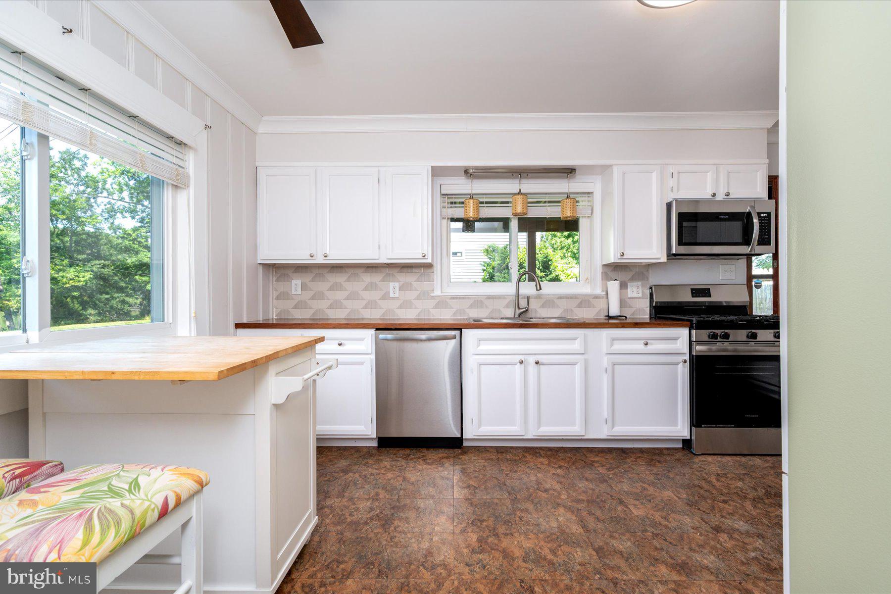 WOODLAND BEACH - Residential