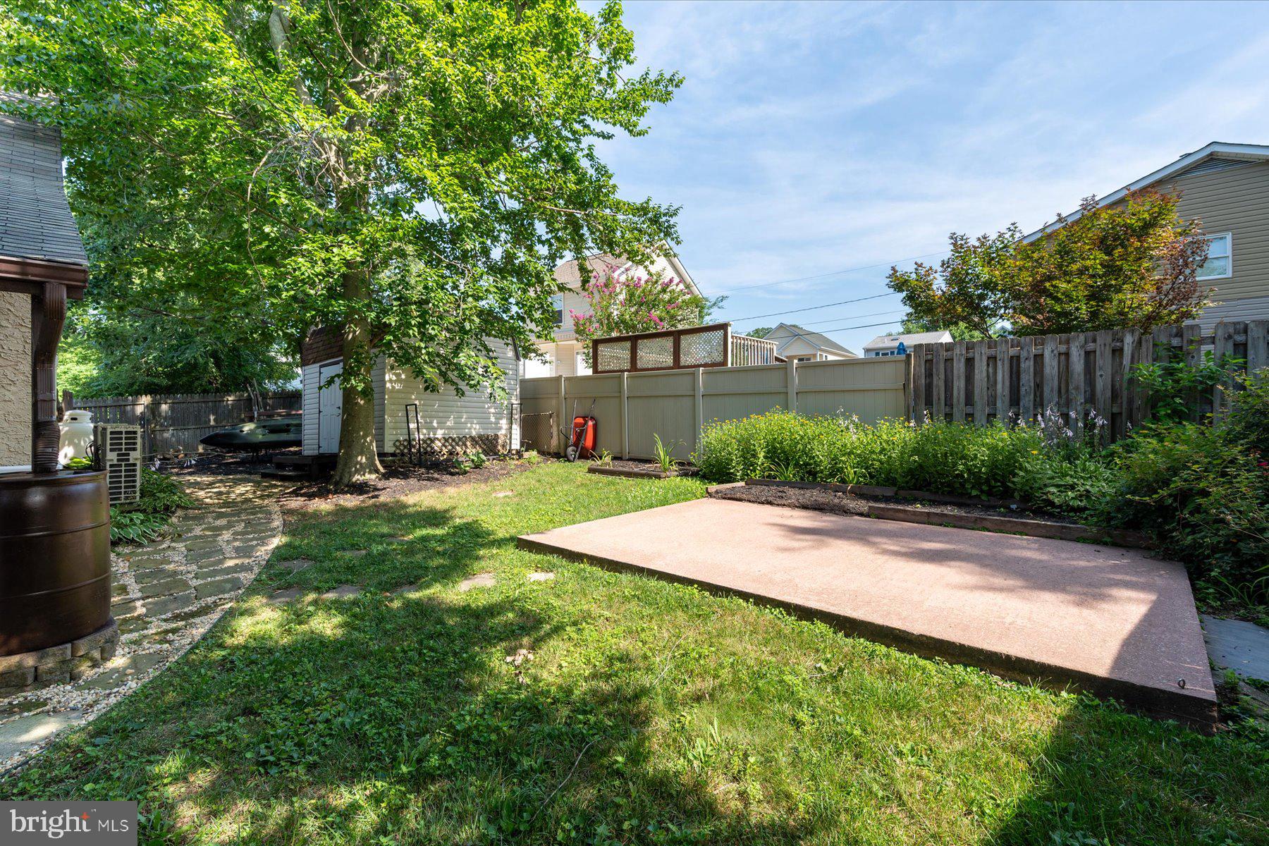 WOODLAND BEACH - Residential