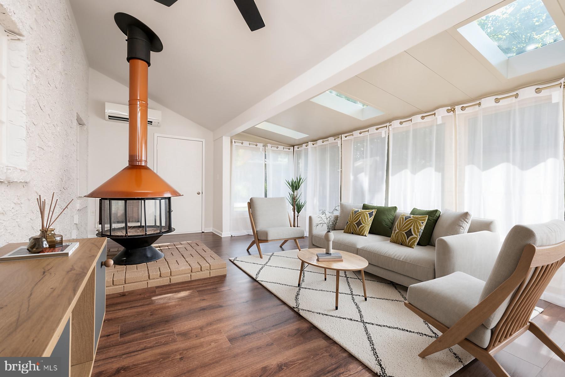 WOODLAND BEACH - Residential