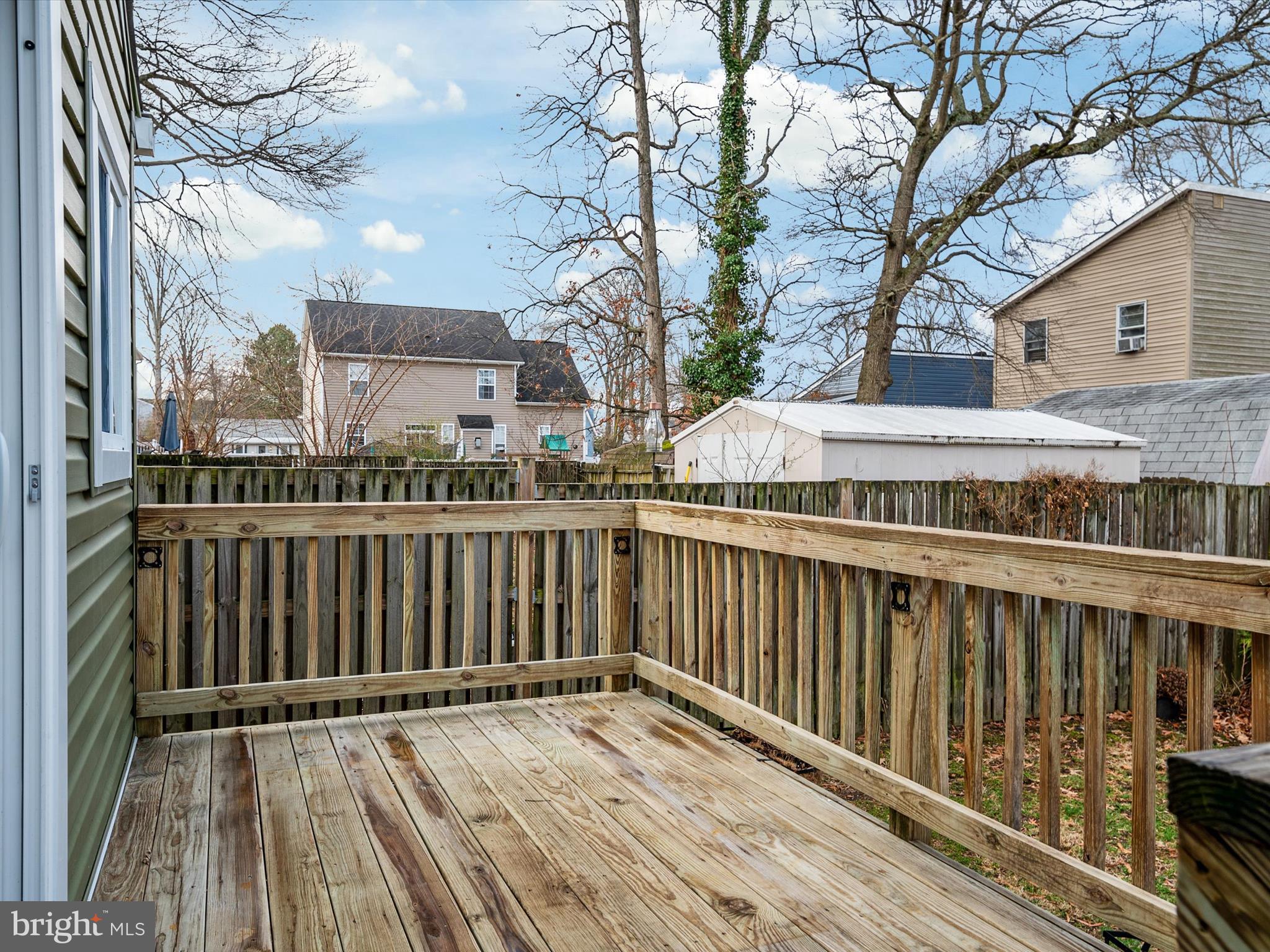 WOODLAND BEACH - Residential