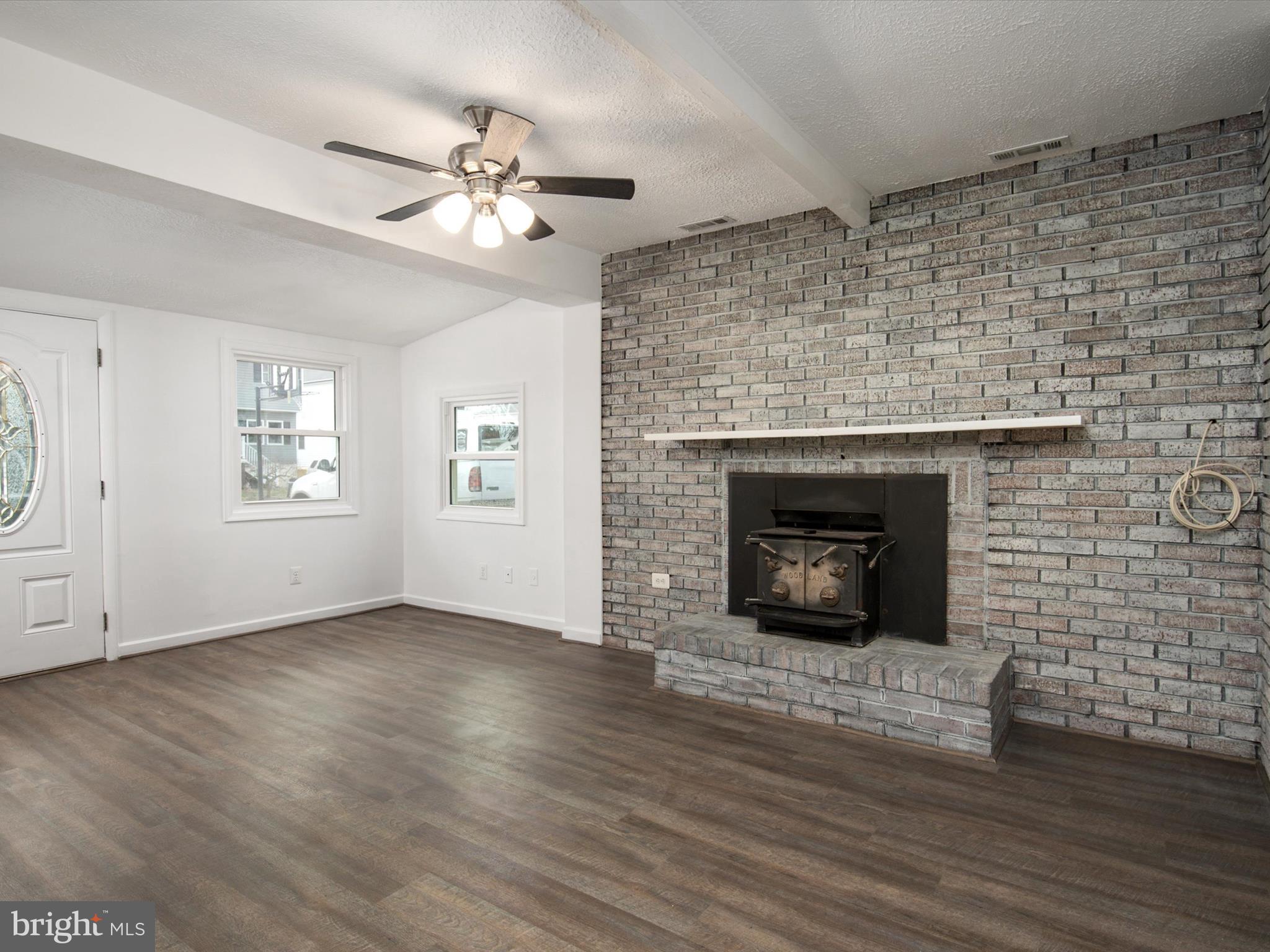 WOODLAND BEACH - Residential