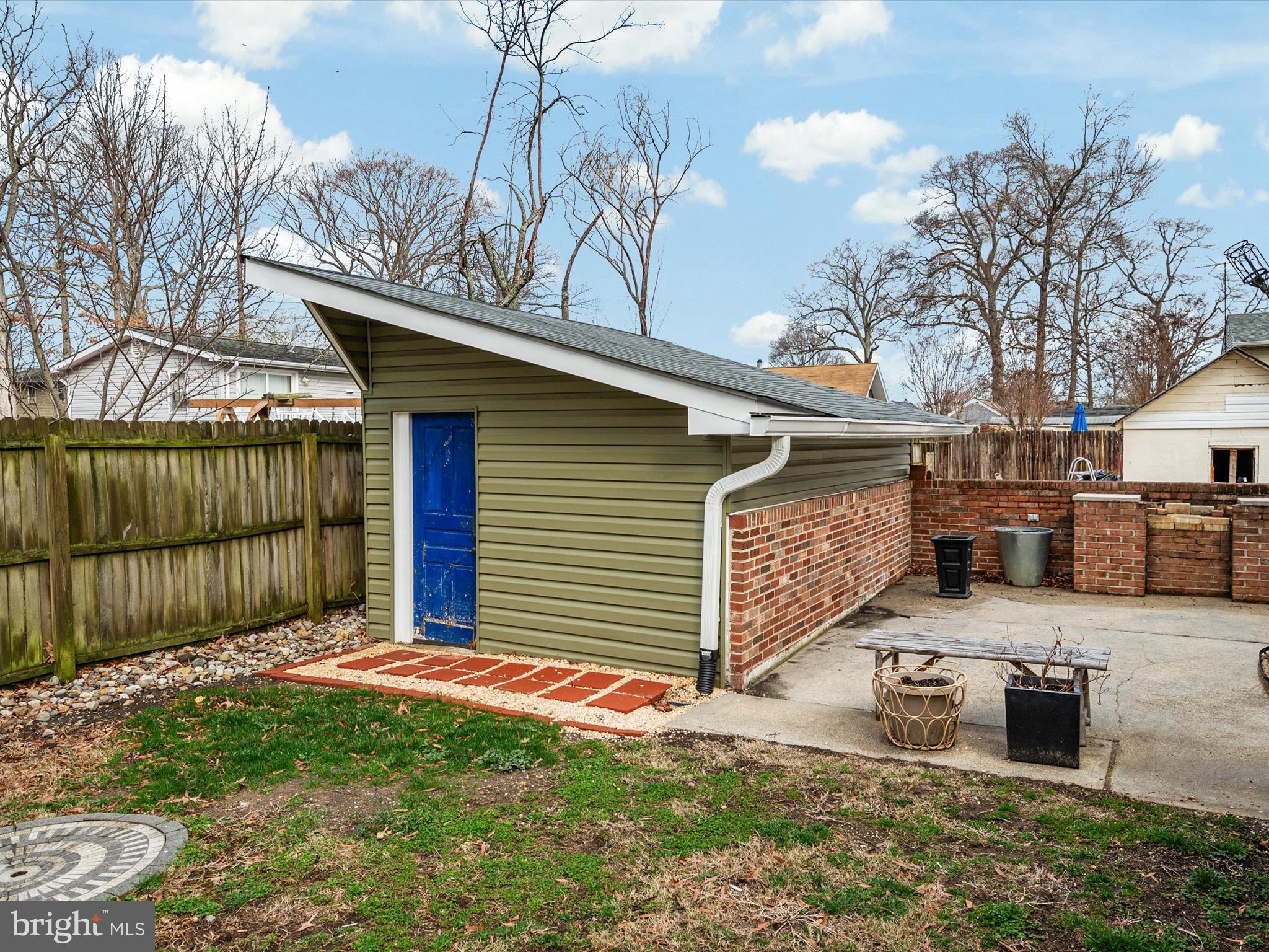 WOODLAND BEACH - Residential