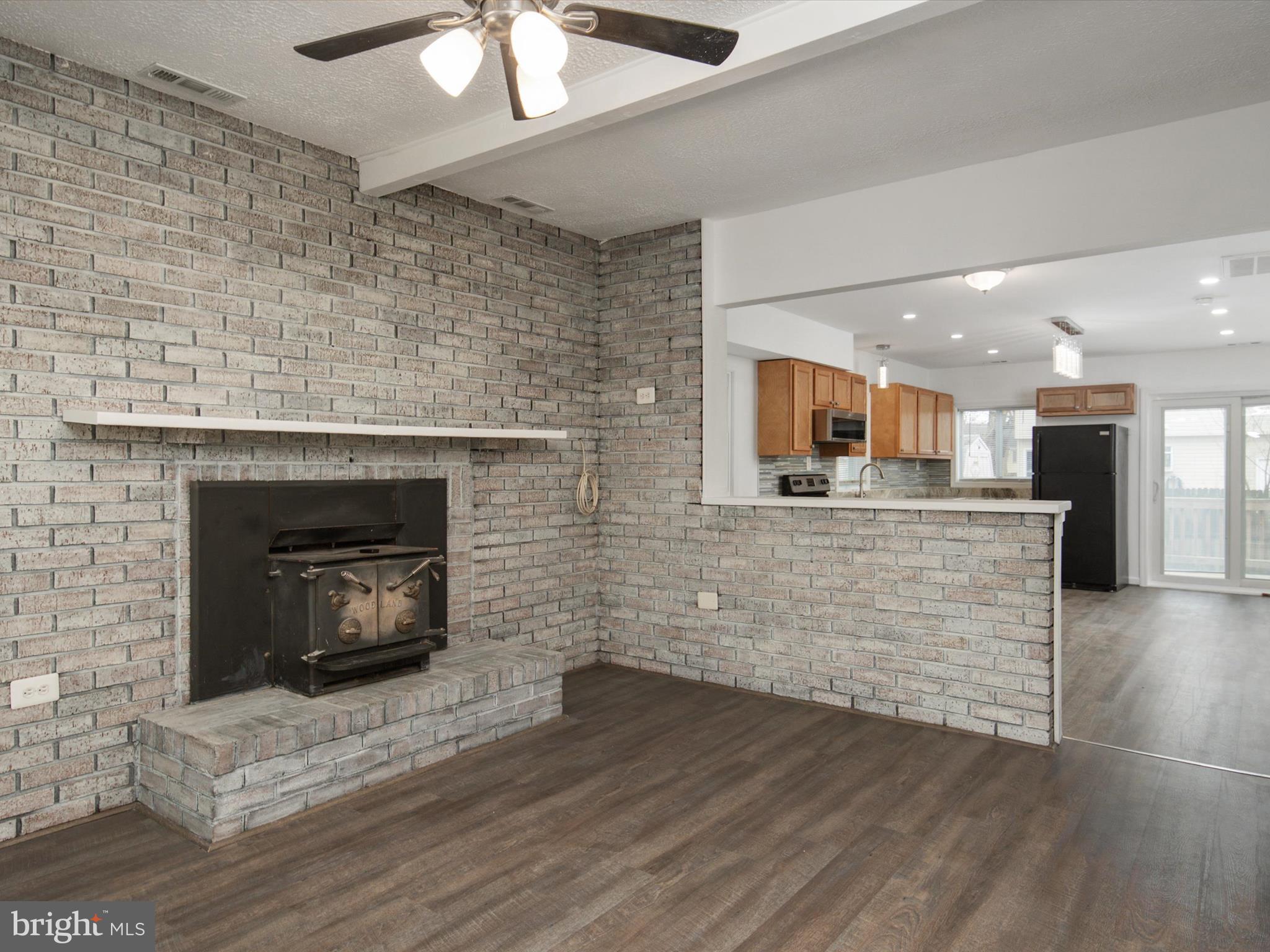 WOODLAND BEACH - Residential