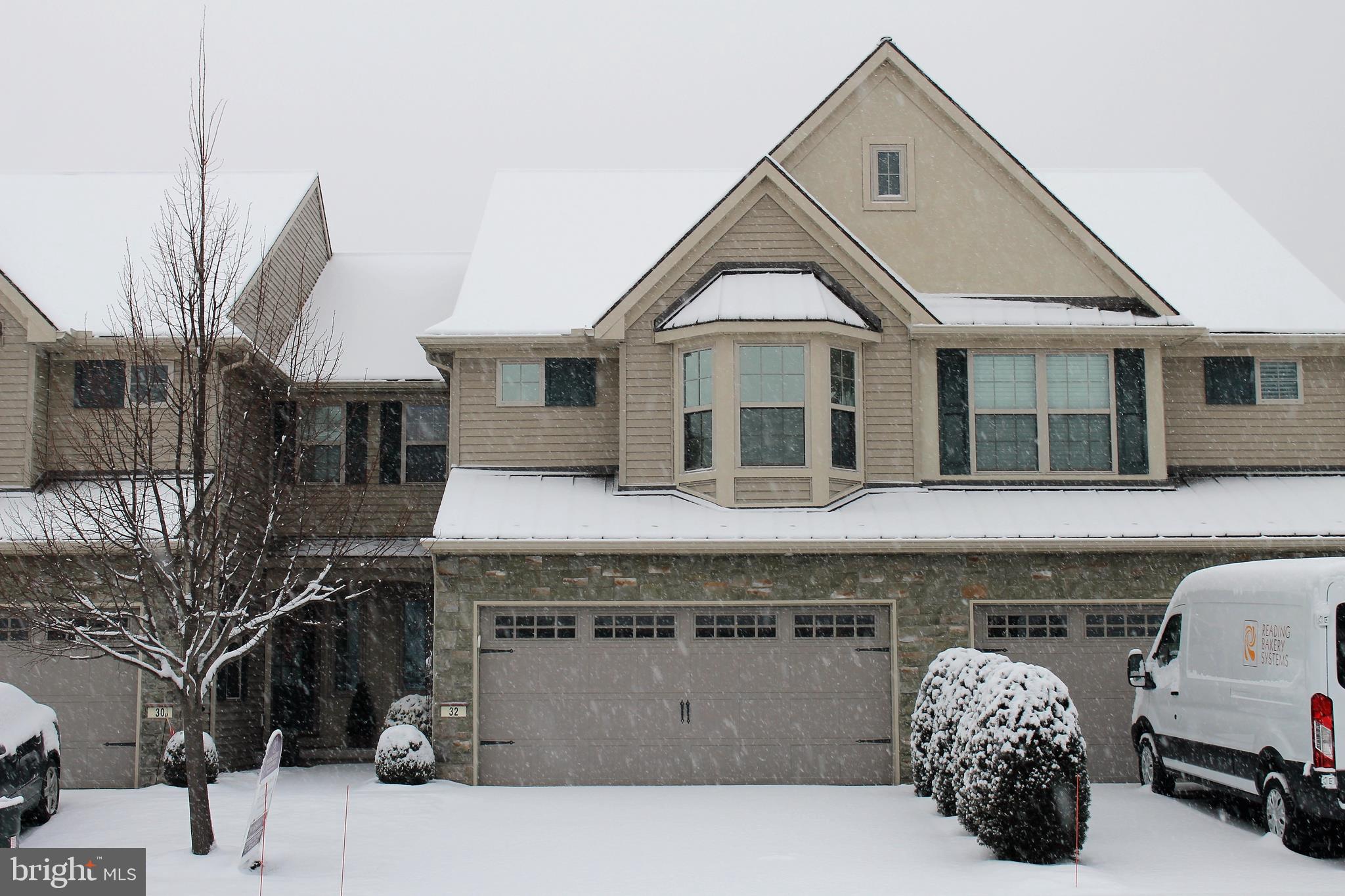 Gorgeous Townhouse with beautiful hand scraped engineered wood floors in living room and upstairs bedrooms.  Master bedroom with sitting area and bump out window offers spacious walk in closet plus soaking tub and separate shower. Move in and enjoy easy living with no snow or grass to worry about.  Easy access to PA Turnpike, 222, 272, and 897.