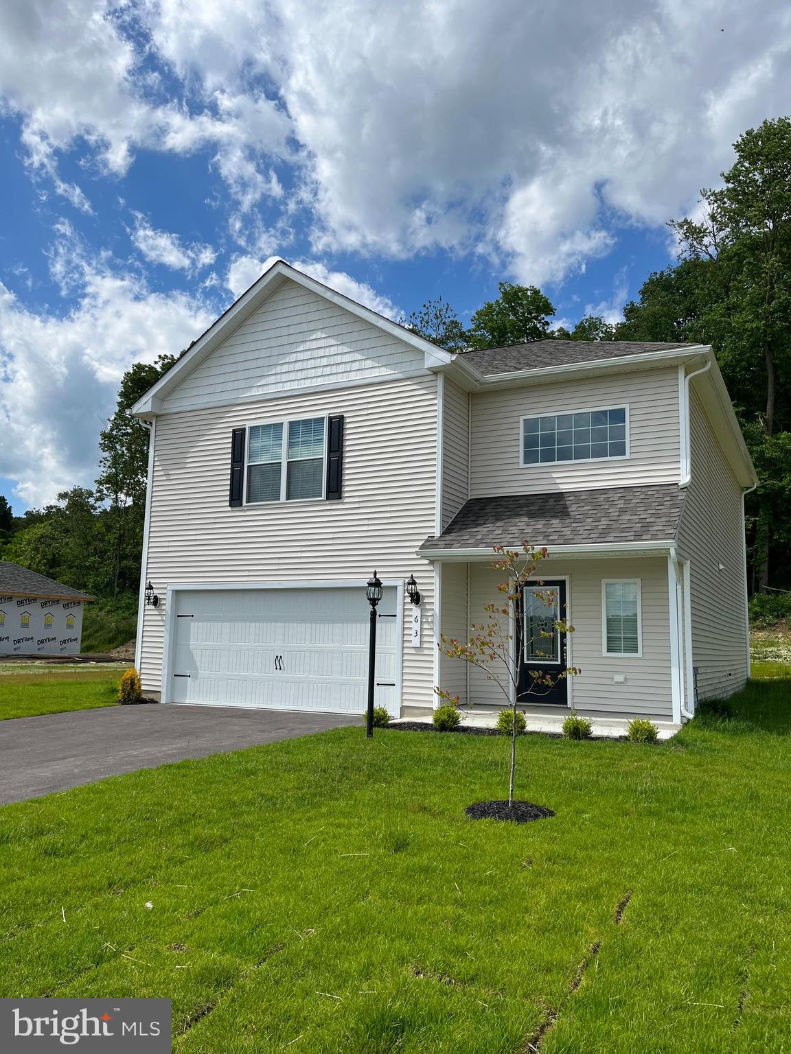 Newersingle family home in Brookfield S/D. Features 3 bedroom, 2.5 bath. Open floor plan on main level. All stainless appliances in large kitchen, with island, and dining area. Open to large family room. 2nd floor master with large walk in closet and separate tub and shower. Large 2-car garage. River park access. Gate to park just 2 blocks away. Move in ready now!