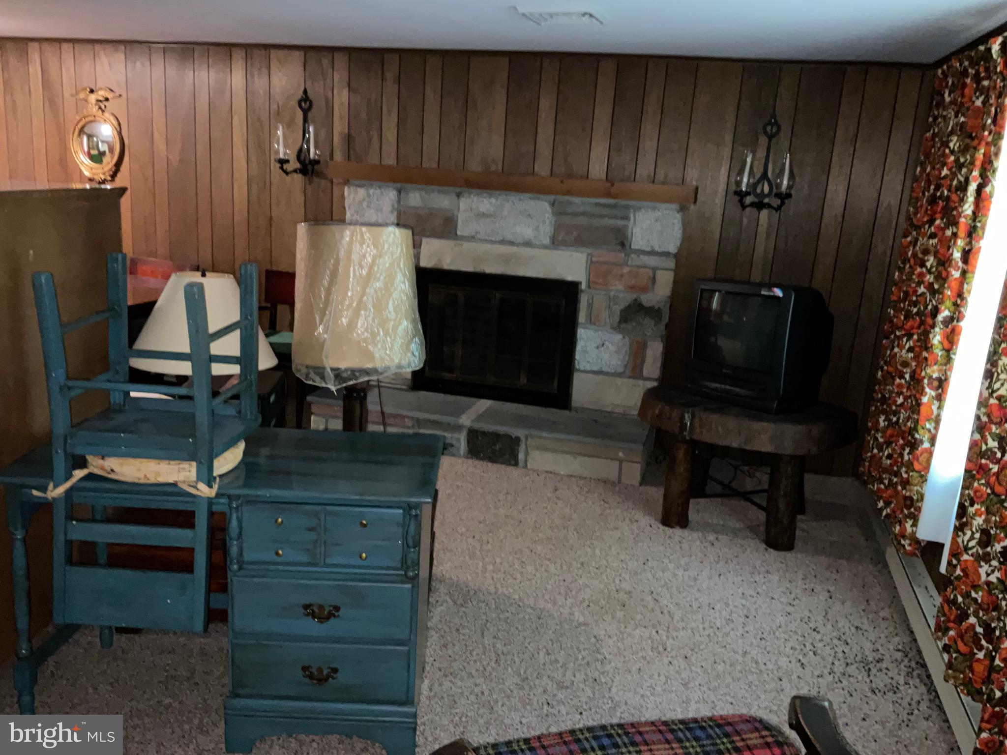 ARROWHEAD  LAKES - Residential