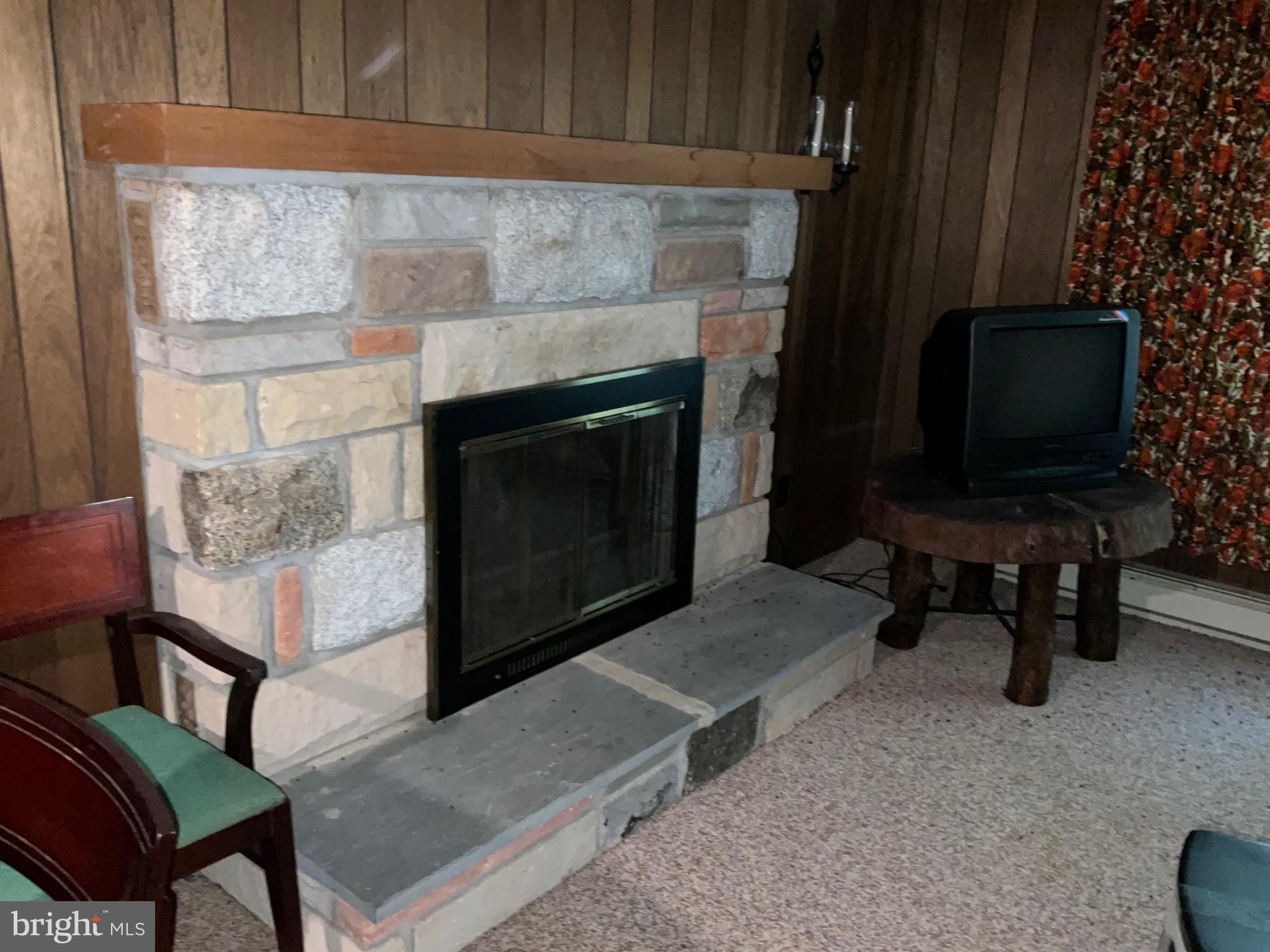 ARROWHEAD  LAKES - Residential