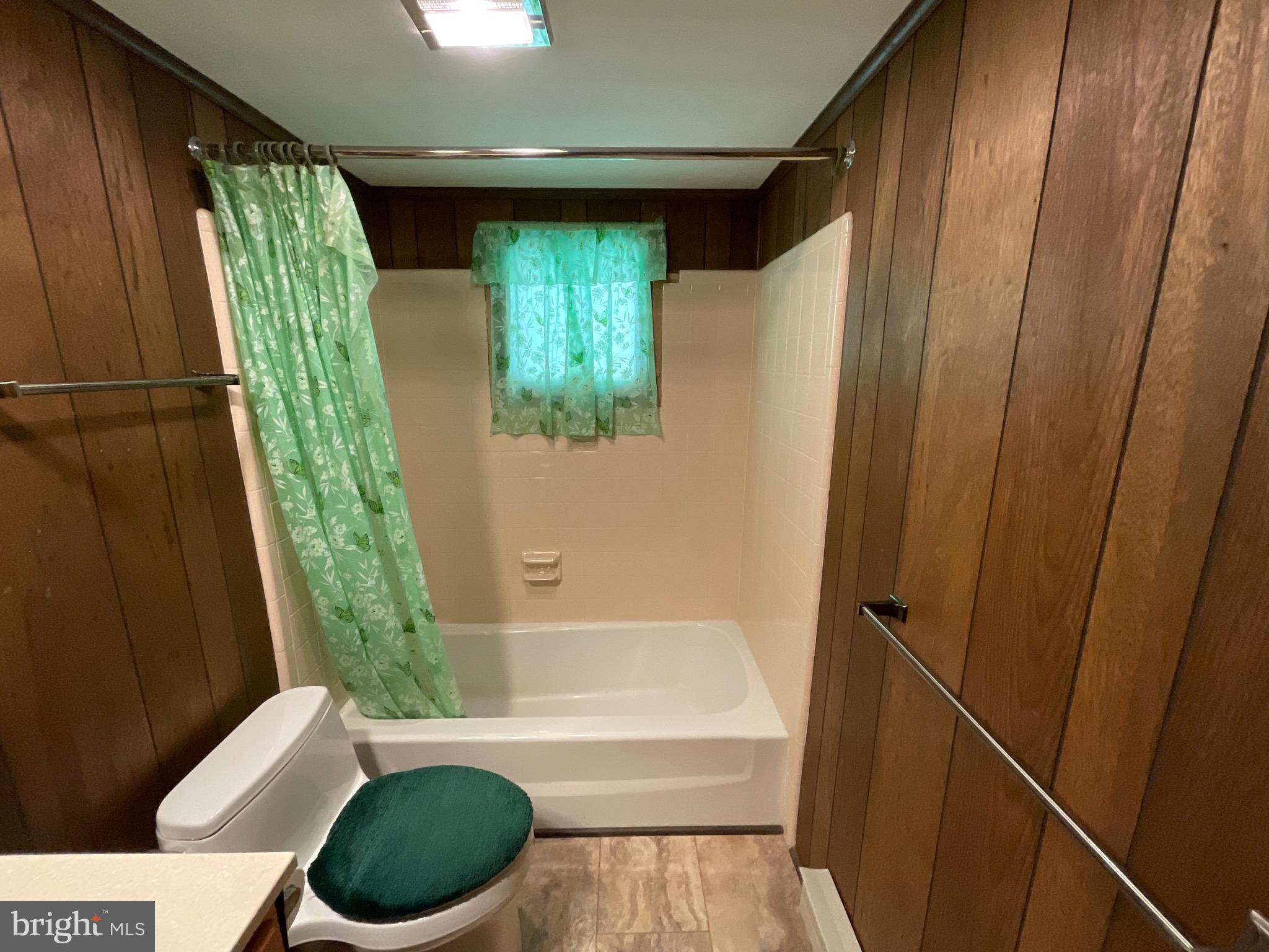 ARROWHEAD  LAKES - Residential