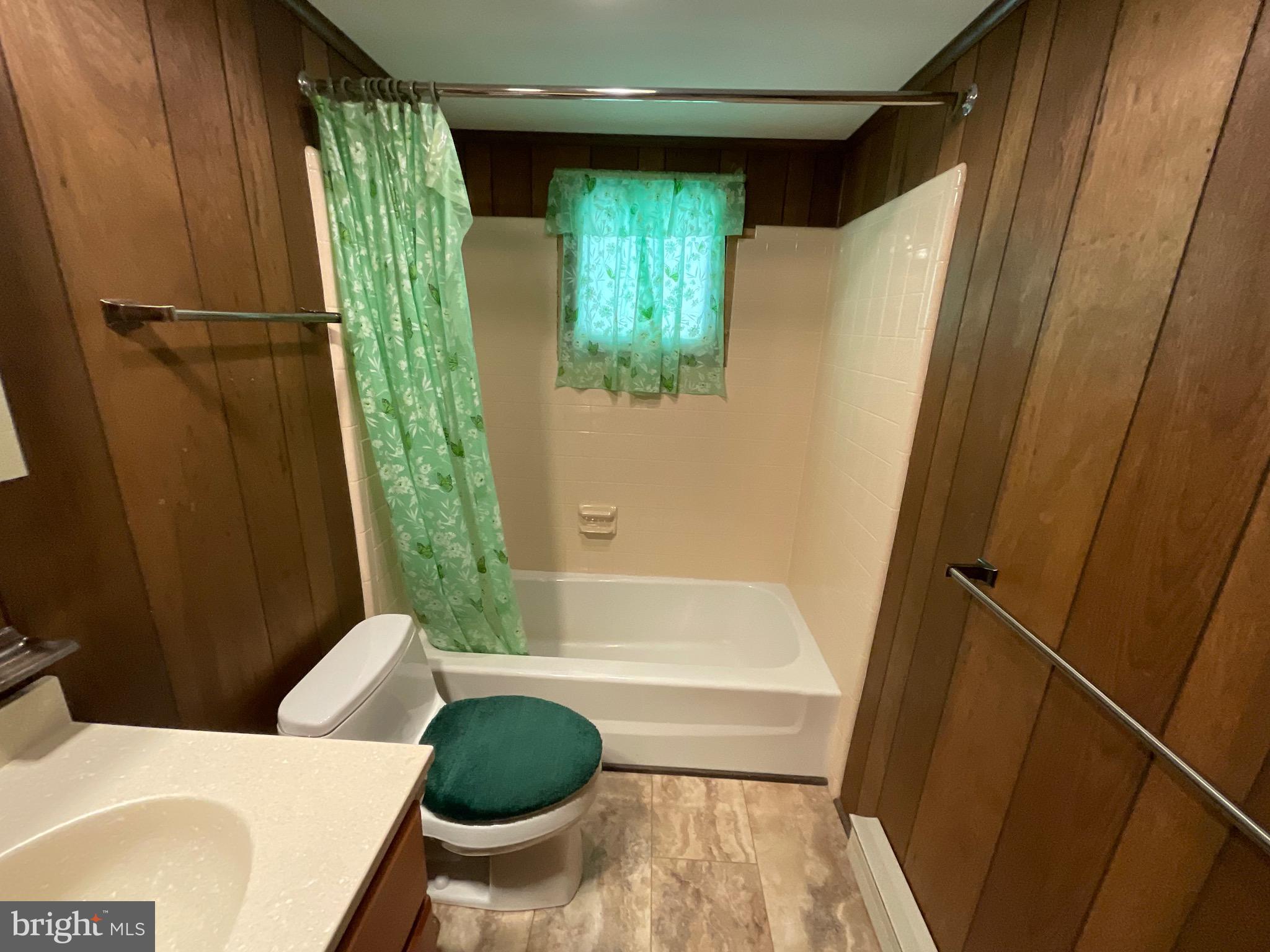 ARROWHEAD  LAKES - Residential