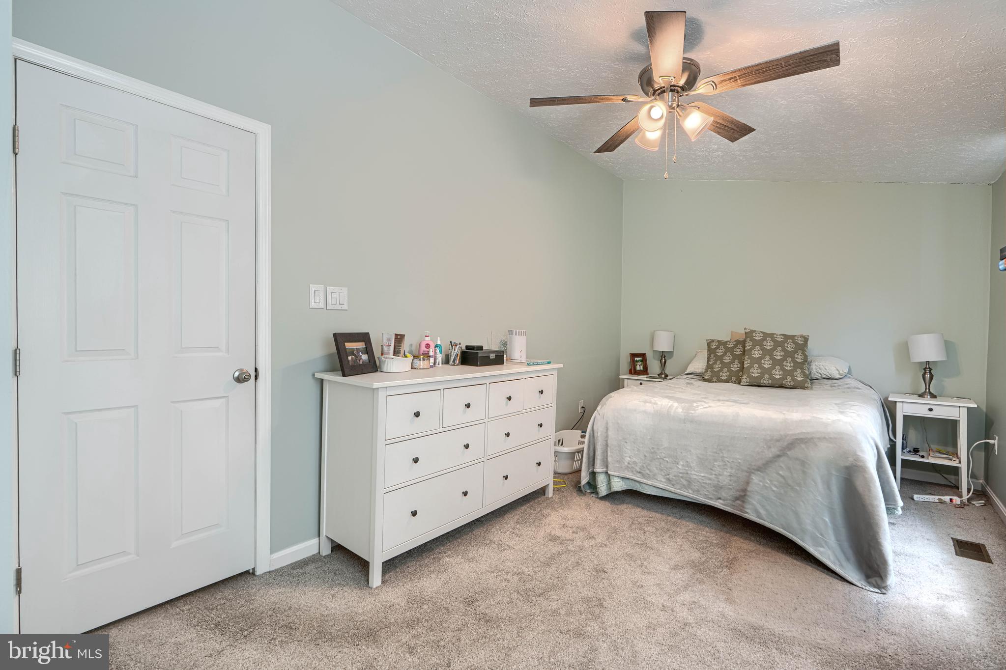 CONSTANT FRIENDSHIP - Residential
