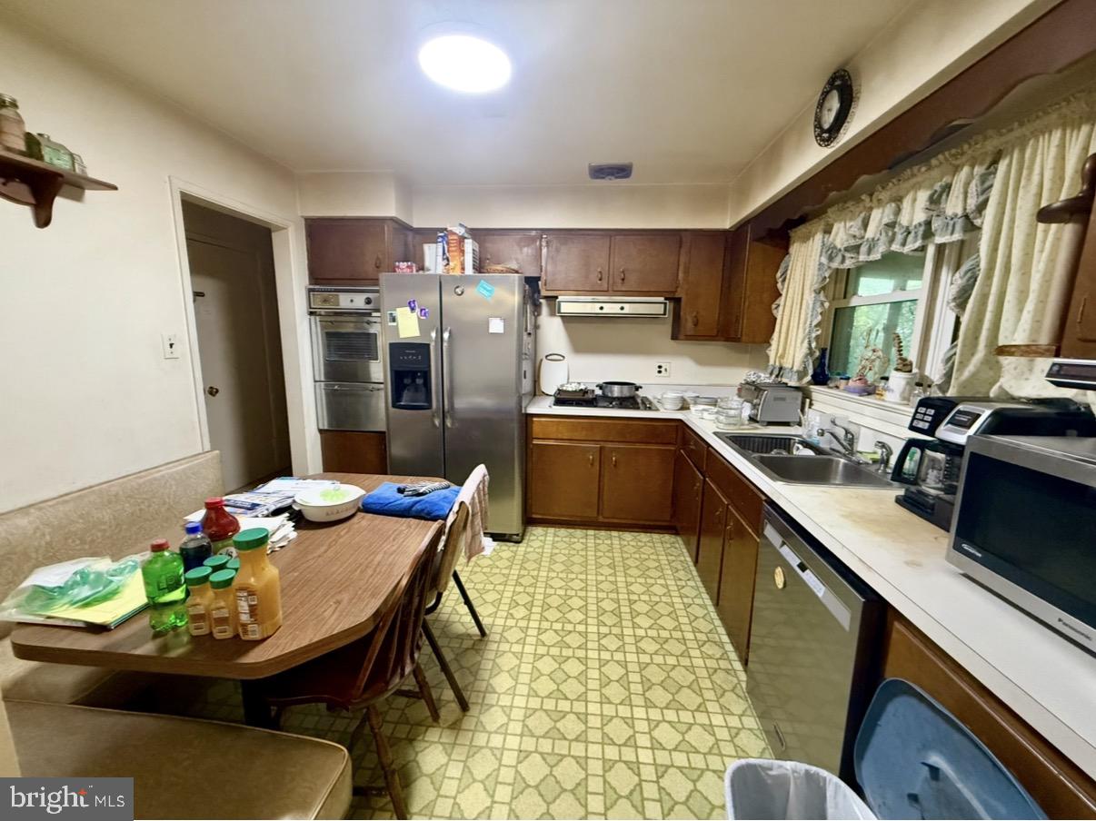 COUNTRY CLUB MANOR - Residential