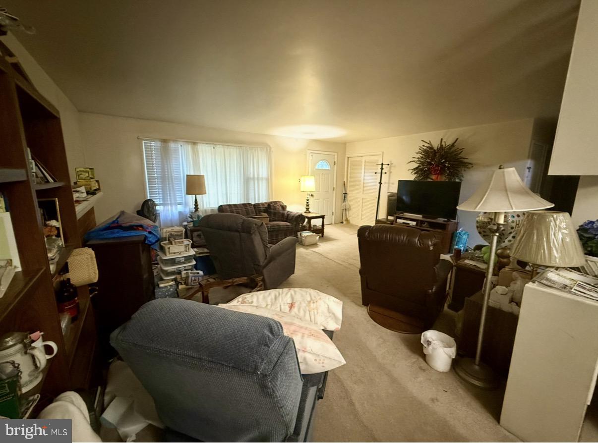 COUNTRY CLUB MANOR - Residential