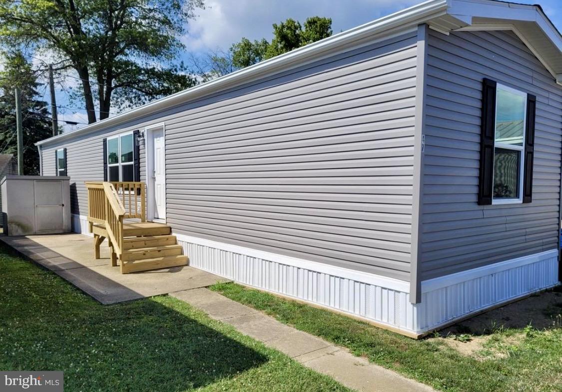 HILLTOP MOBILE VILLAGE - Residential