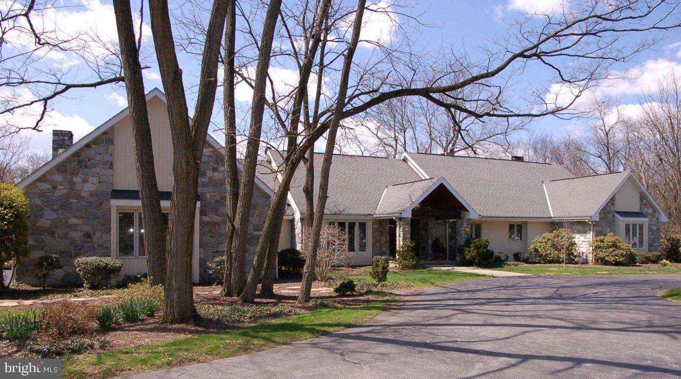Stunning home with beautiful creek front view on 3.14 private acres with over 8000 sq ft of living space. 5 spacious bedrooms and 6 full baths. Large gourmet kitchen adjoining spacious great room with sweeping cathedral ceilings and stone fireplace. Large formal Living Room with gas fireplace and formal Dining Room with parquet floors. This home is well suited for entertaining inside and out.