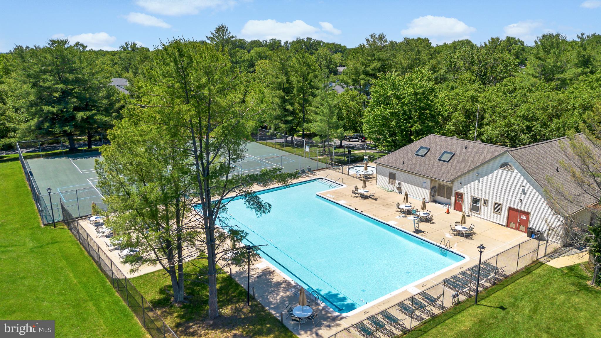 WILLIAMSBURG VILLAGE - Residential