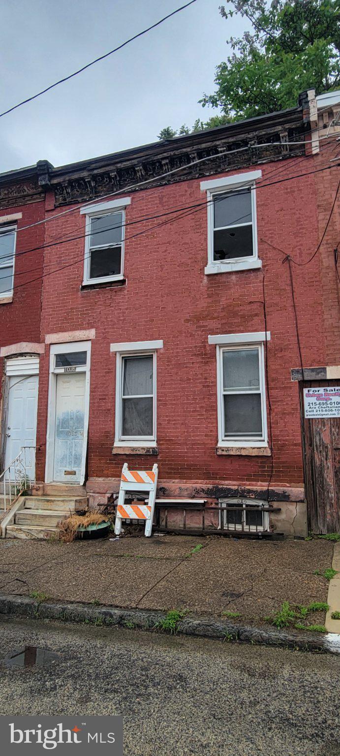 Shell condition house being sold cash as is, 10% deposit and proof of funds required. Buyer responsible for city resale certificate. Seller request that buyer use Seller's title company for title insurancw and settlement.