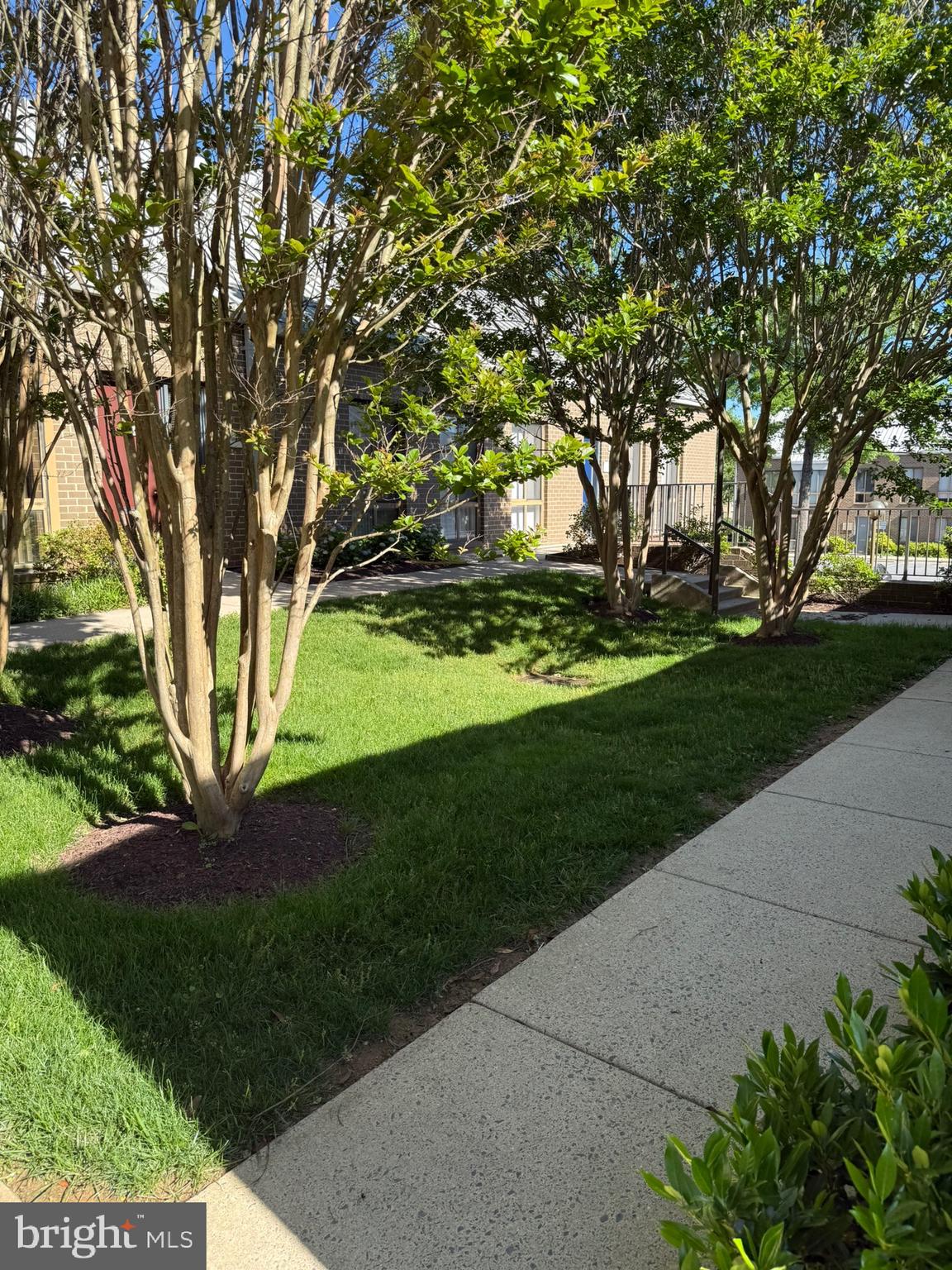 EXECUTIVE OFFICE BUILDING - Commercial Sale