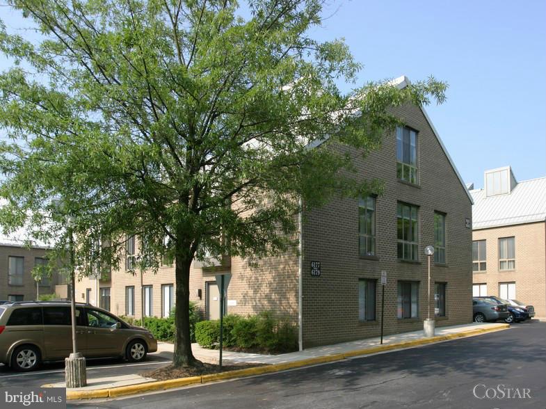 EXECUTIVE OFFICE BUILDING - Commercial Sale