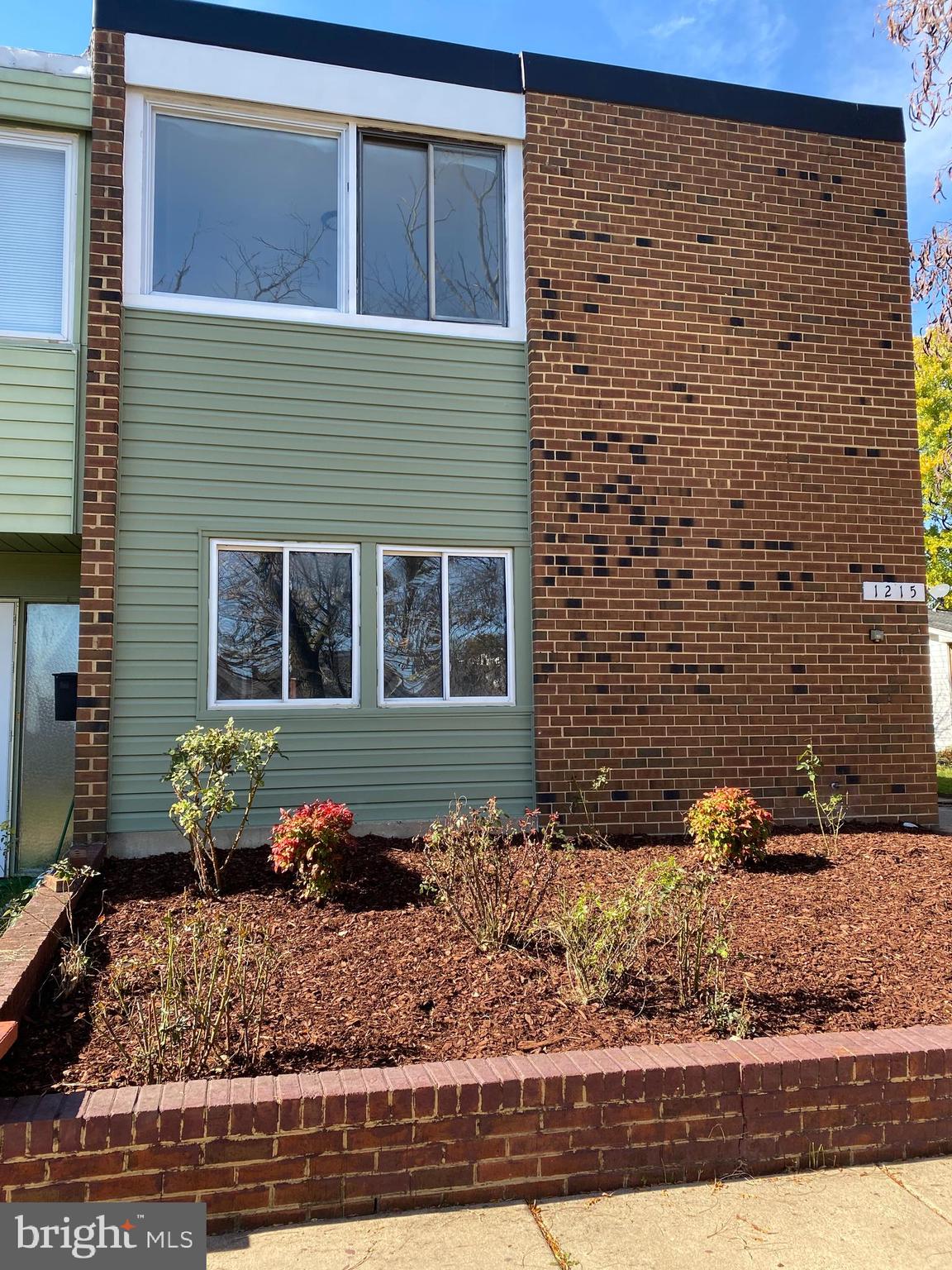 PLEASE USE SHOE COVERS provided .What a Great End Unit Town house.  3 Bedroom, 2 1/2 bath .  It shows Beautiful. A lot of new upgrades.
 Seller prefers Houze Title for settlement.