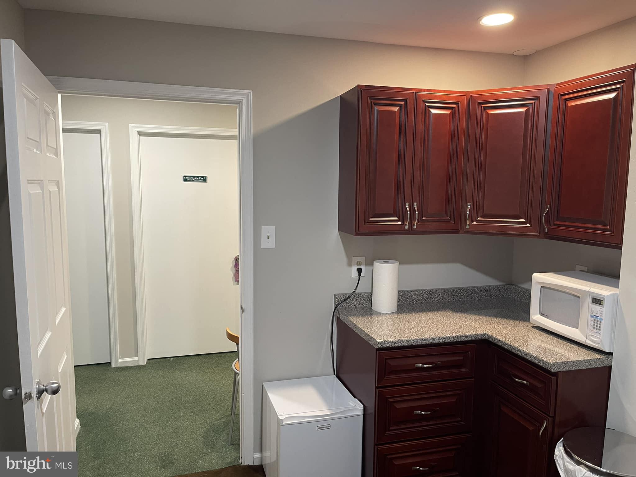VICTORIAN COMMONS - Commercial Lease