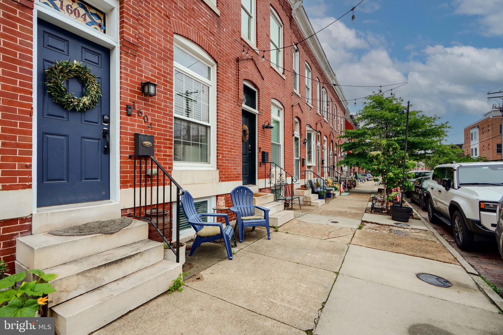 BEAUTIFUL RECENTLY  RENOVATED 3 BED 3 BATH ROW HOME IN  LOCUST POINT!  THIS HOME HAS HARDWOOD FLOORING, GRANITE COUNTERTOPS, NEW APPLIANCES, FULLY FINISHED BASEMENT,  GORGEOUS VIEWS FROM PRIVATE ROOFTOP DECK!!  PROPERTY IS PROFESSIONALLY MANAGED, SCHEDULE YOUR SHOWING TODAY!