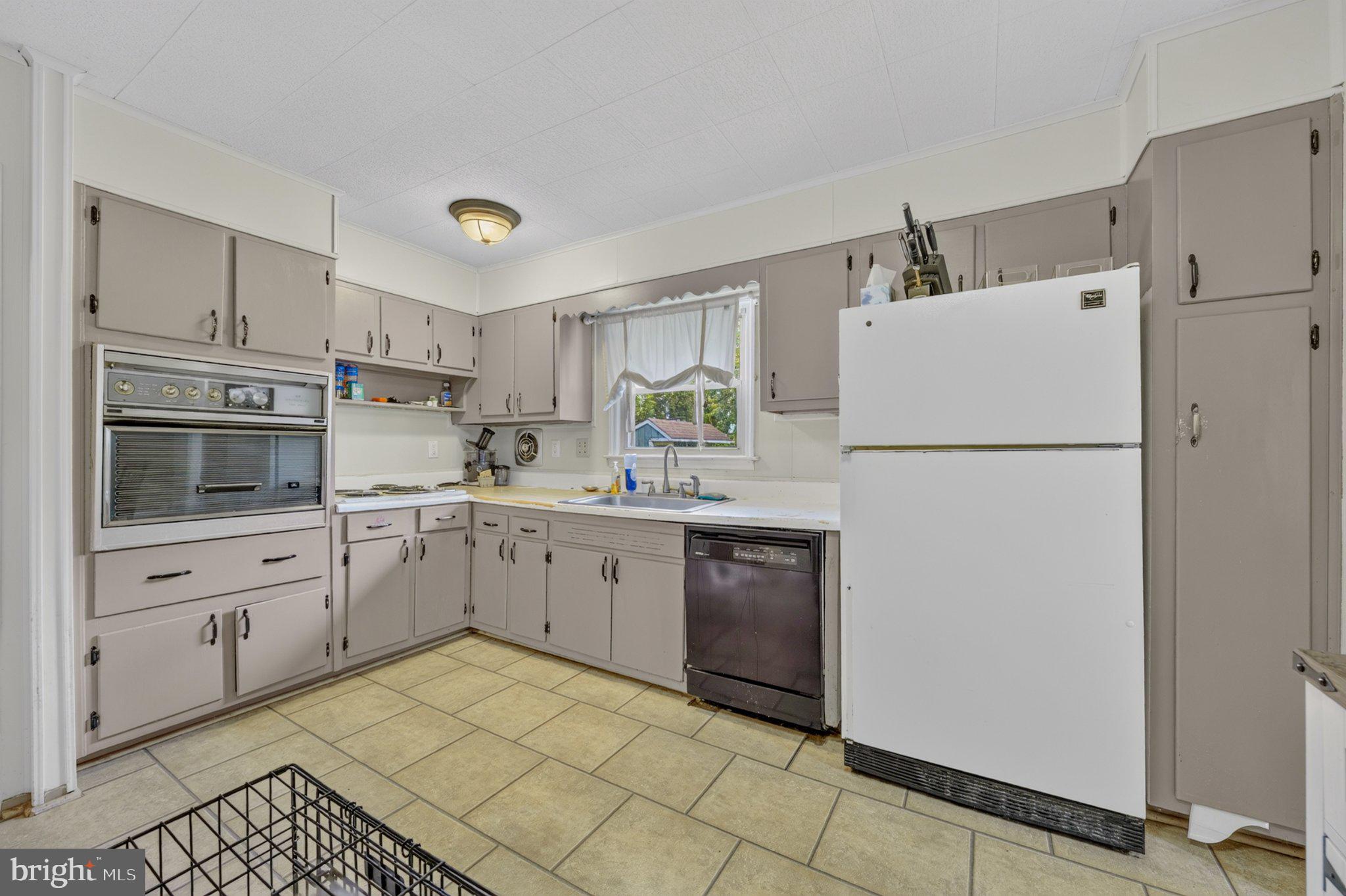 MAKEFIELD RD VILLA - Residential
