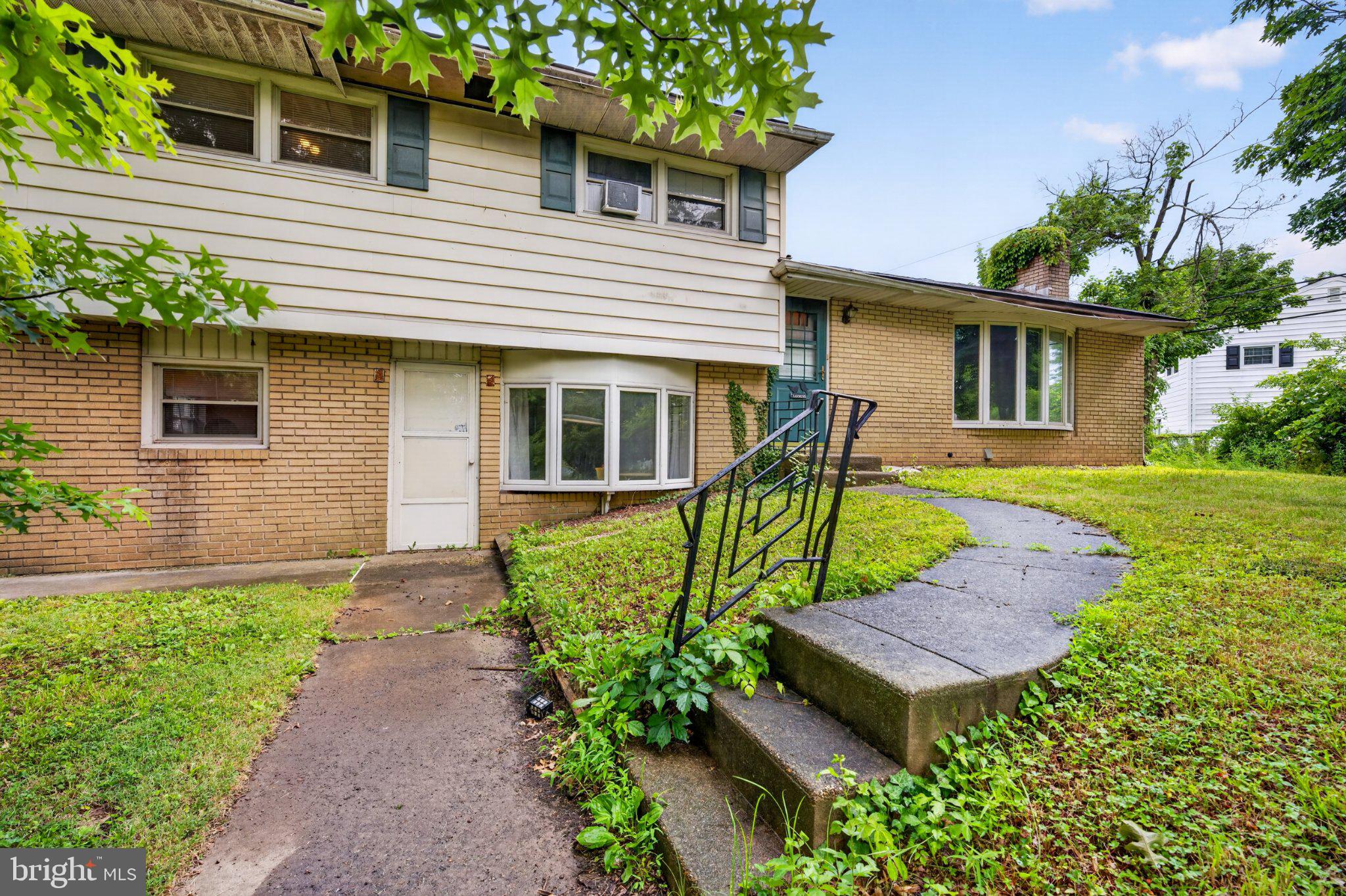 MAKEFIELD RD VILLA - Residential