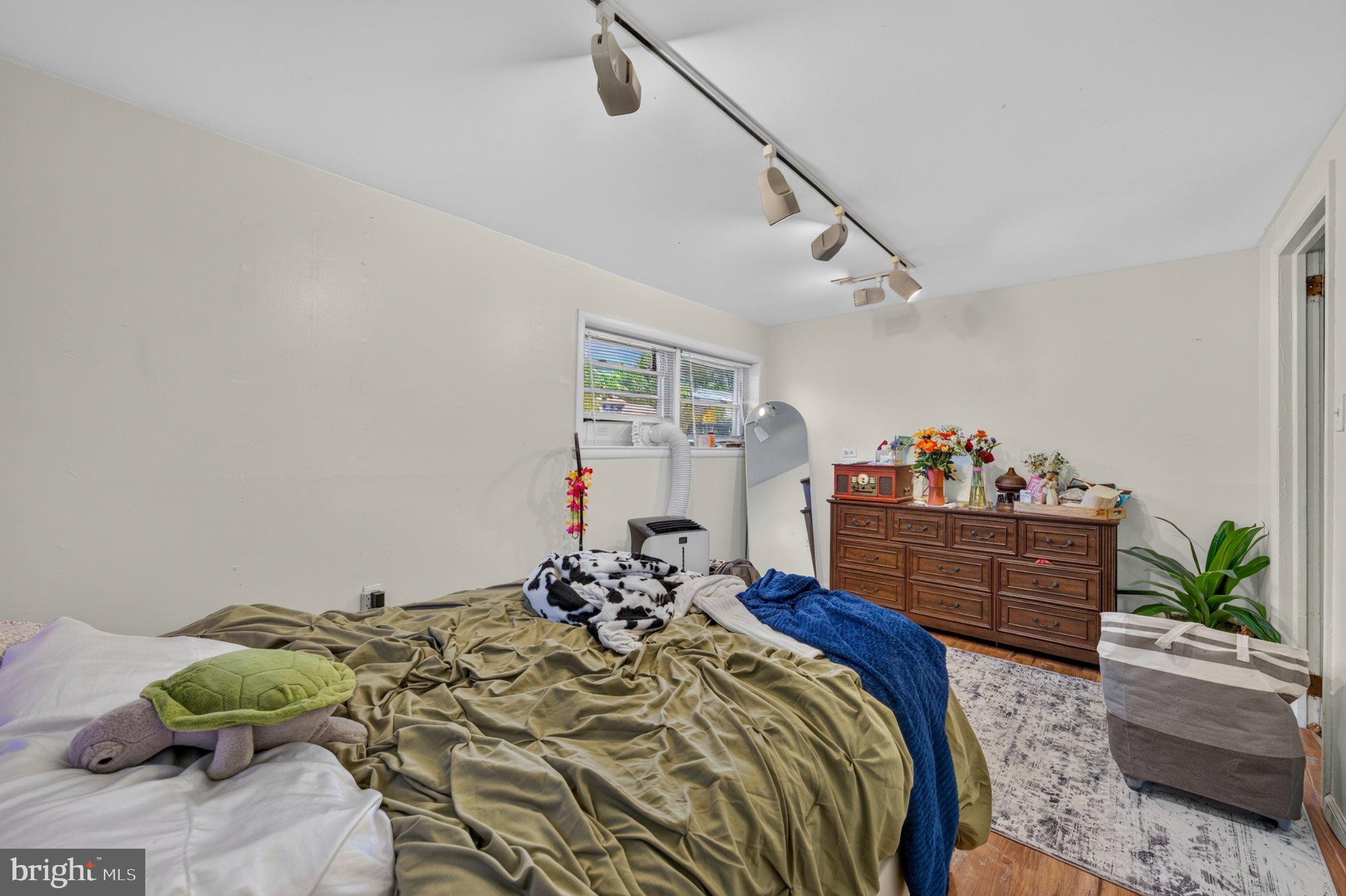 MAKEFIELD RD VILLA - Residential