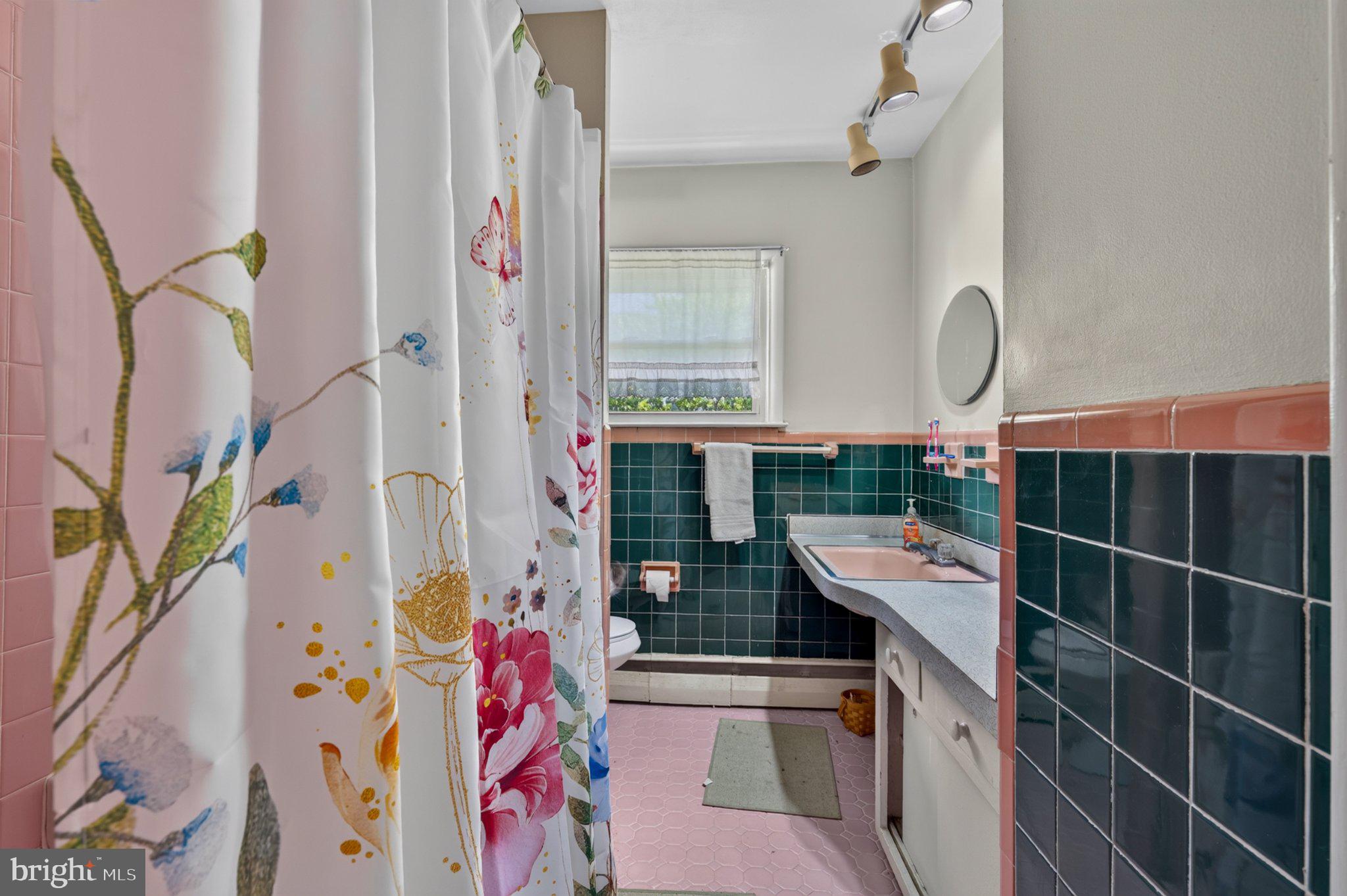 MAKEFIELD RD VILLA - Residential