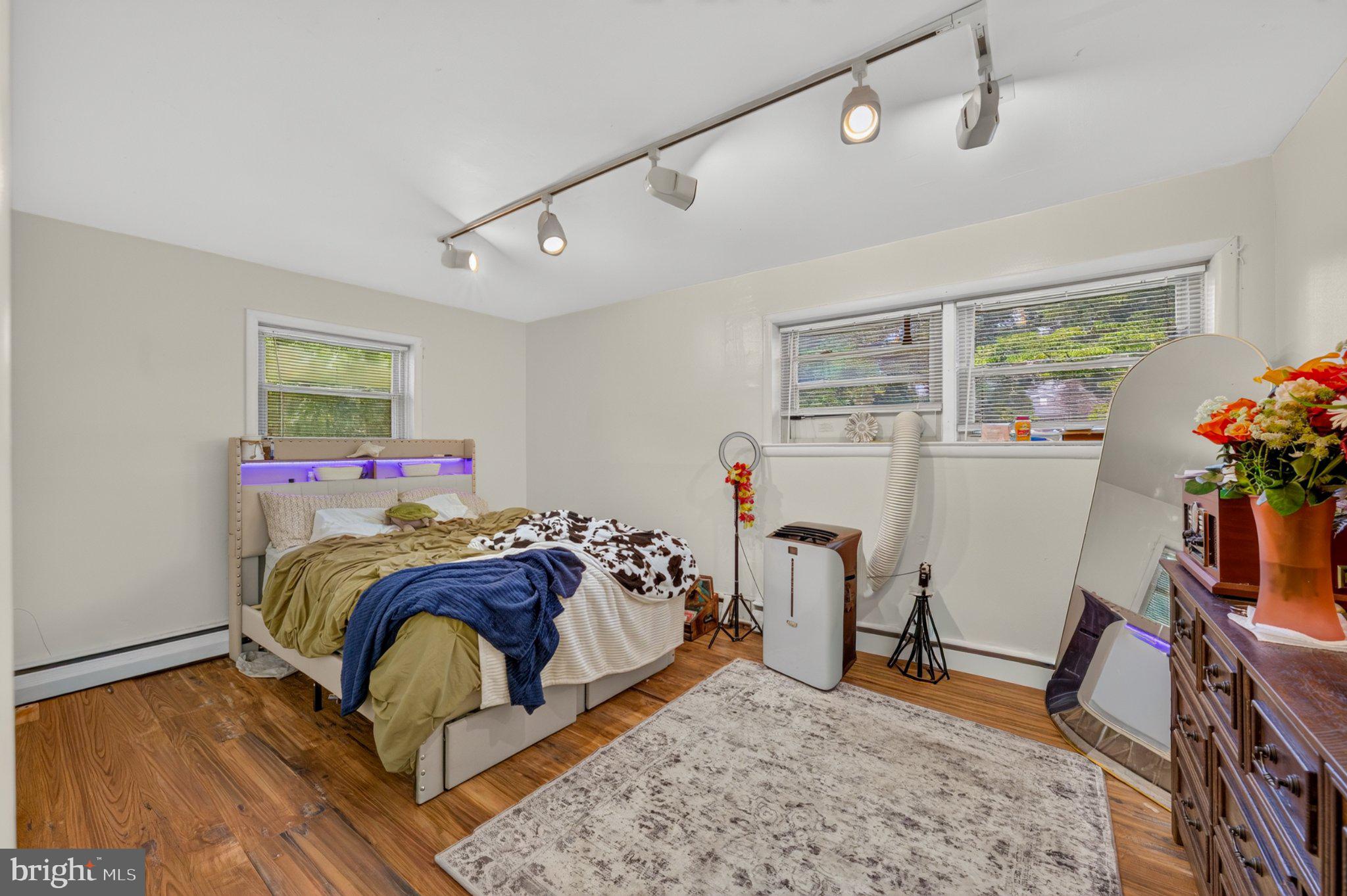 MAKEFIELD RD VILLA - Residential