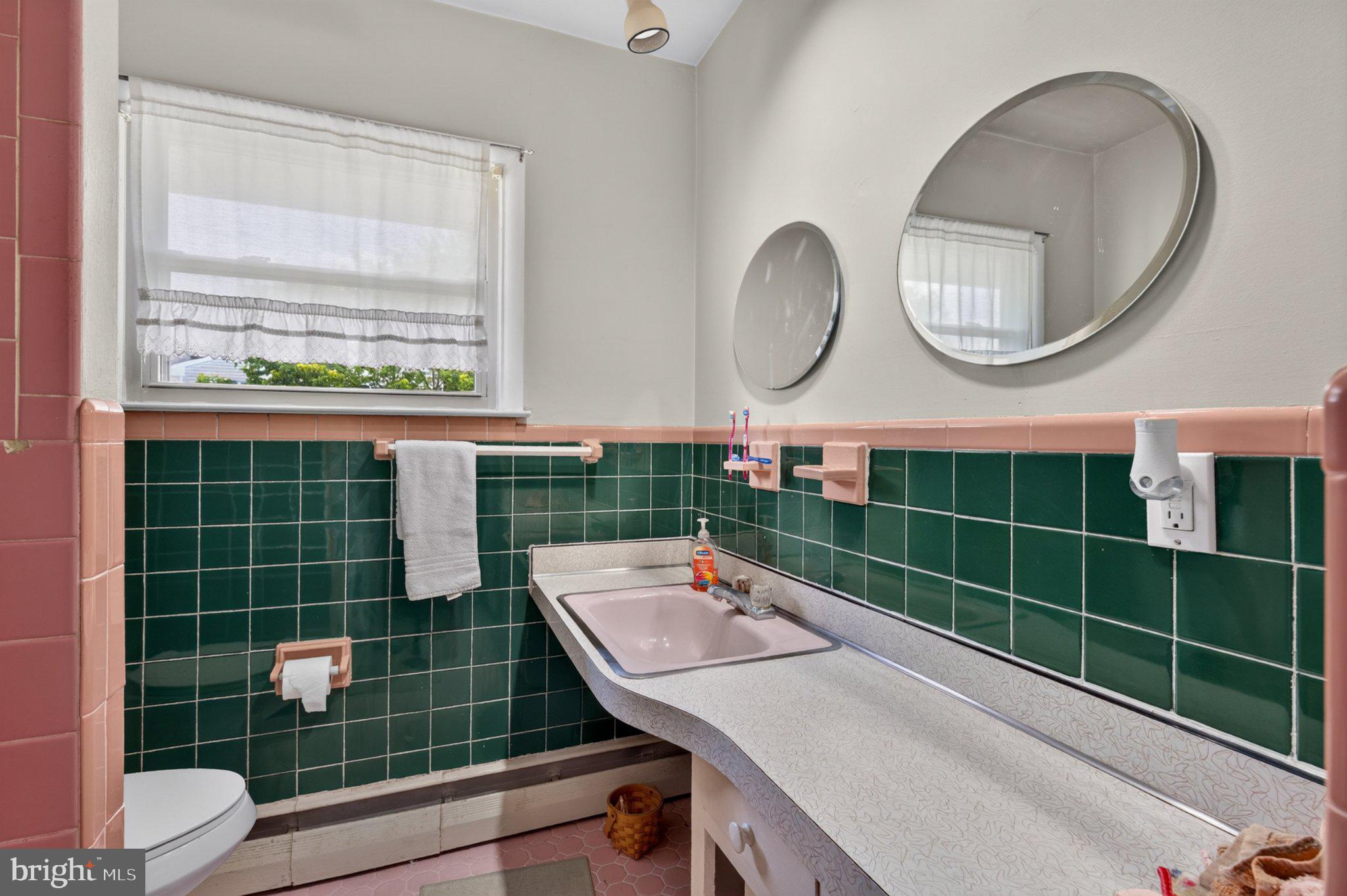 MAKEFIELD RD VILLA - Residential