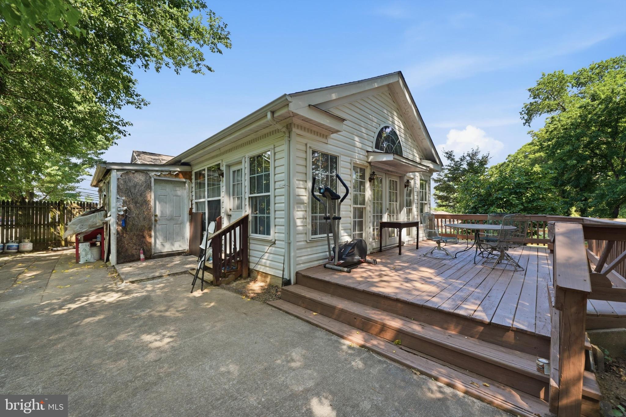 LIVINGSTON OAKS - Residential